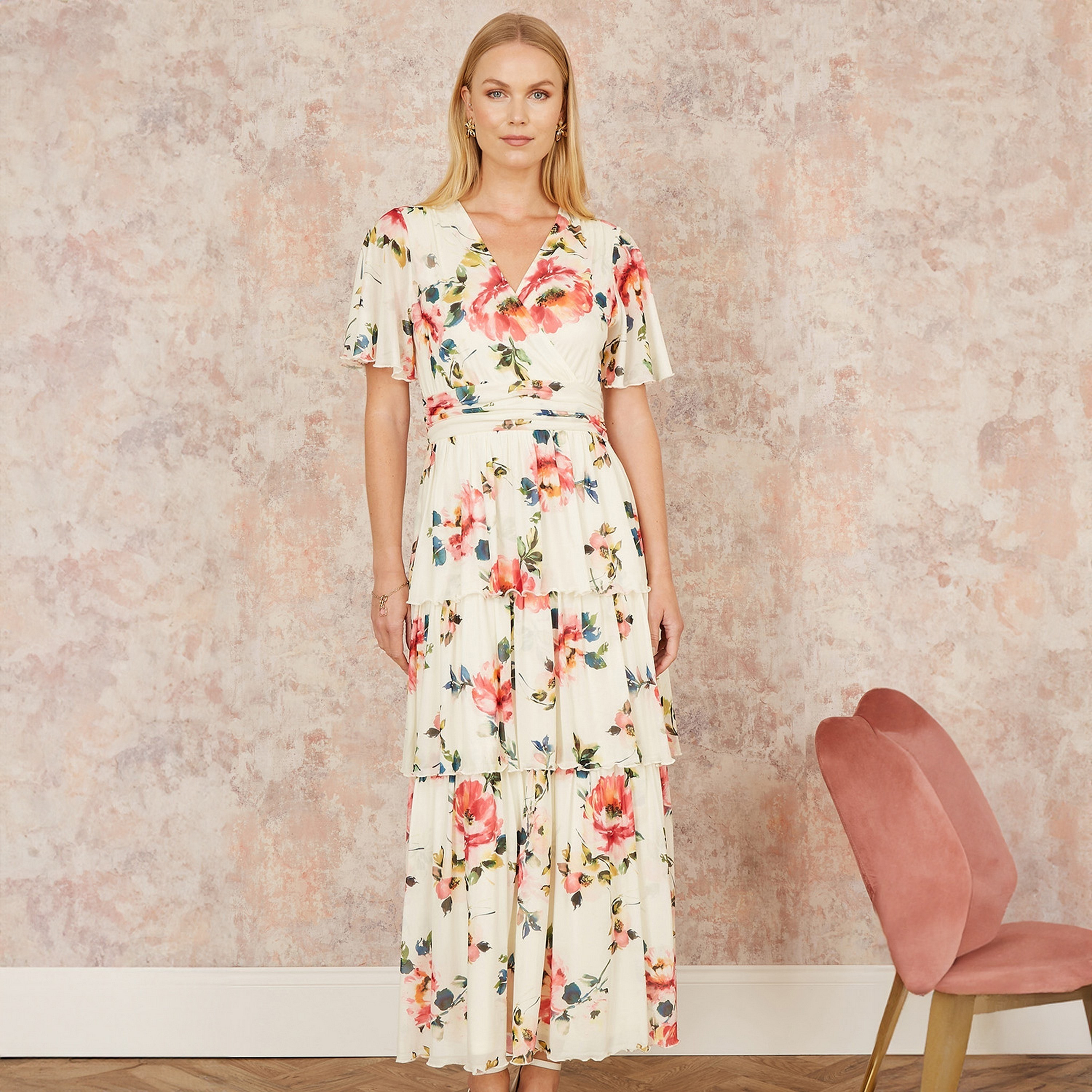 فستان ماكسي نسائي بطبقات وأكمام مرفرفة من الزهور باللون العاجي باللون العاجي-women-clothing-dresses-image-1