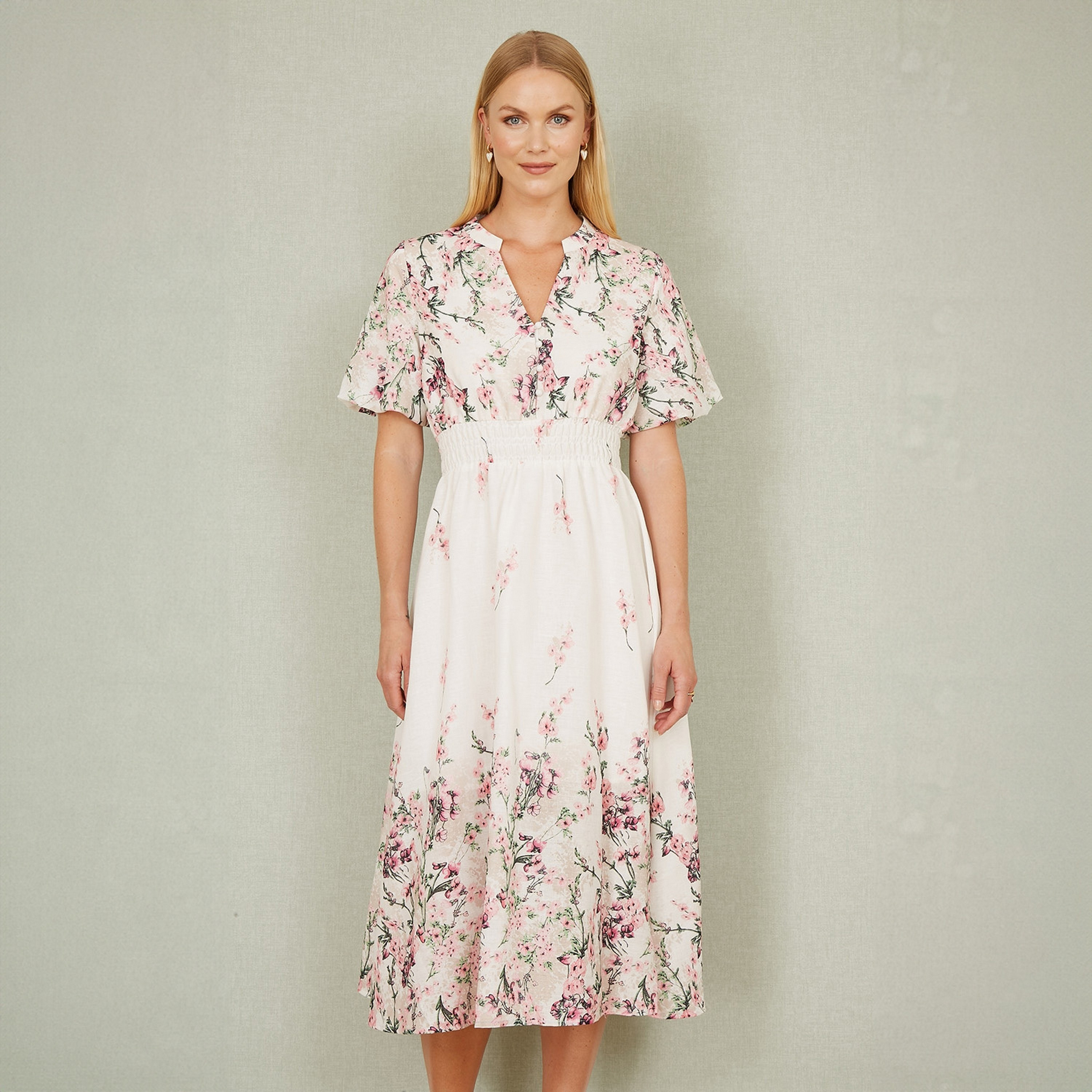 فستان نسائي متوسط ​​الطول بأكمام مرفرفة من الزهور باللون العاجي من Yumi-women-clothing-dresses-image-1