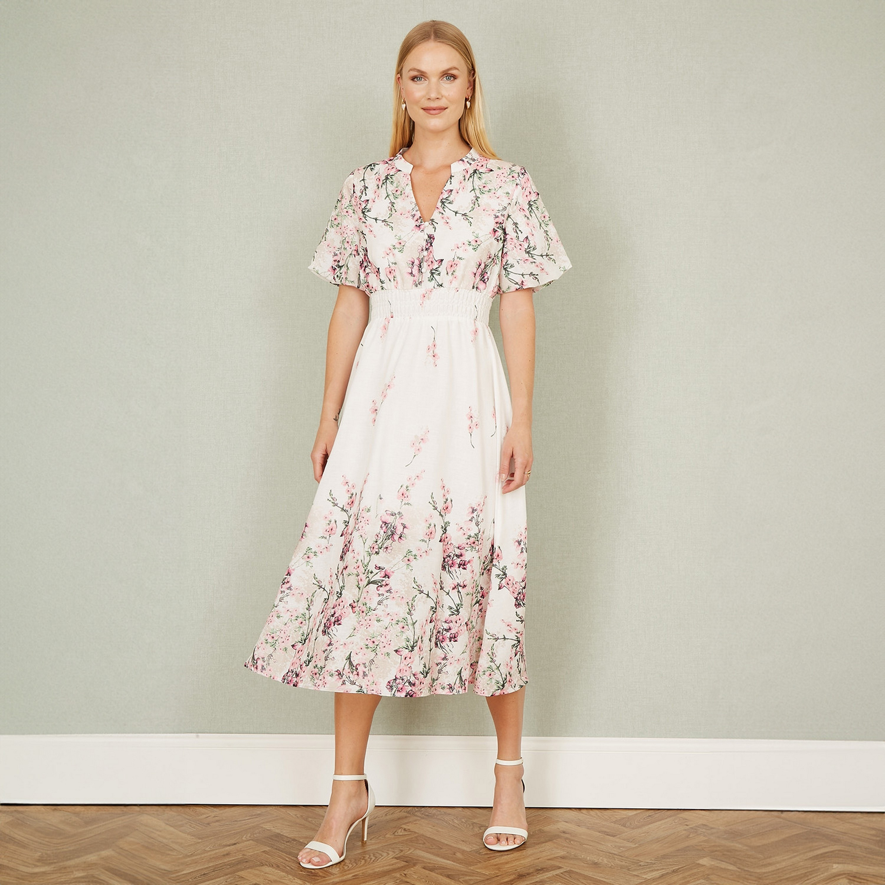 فستان نسائي متوسط ​​الطول بأكمام مرفرفة من الزهور باللون العاجي من Yumi-women-clothing-dresses-image-2