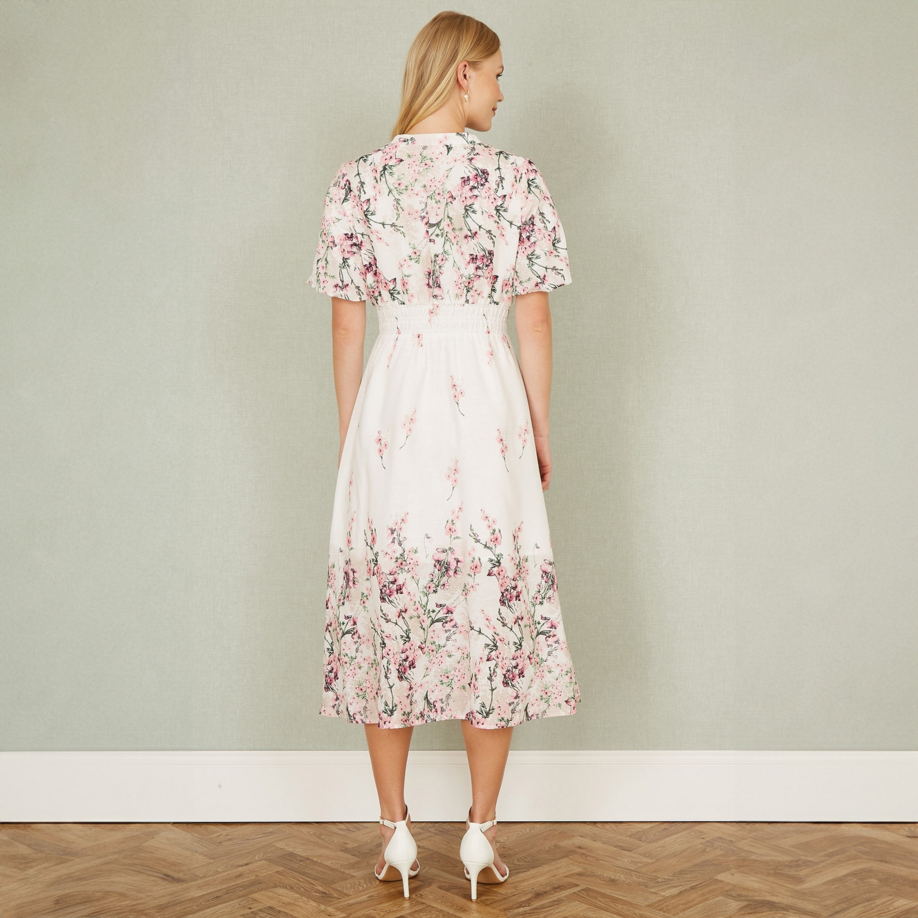 فستان نسائي متوسط ​​الطول بأكمام مرفرفة من الزهور باللون العاجي من Yumi-women-clothing-dresses-image-3