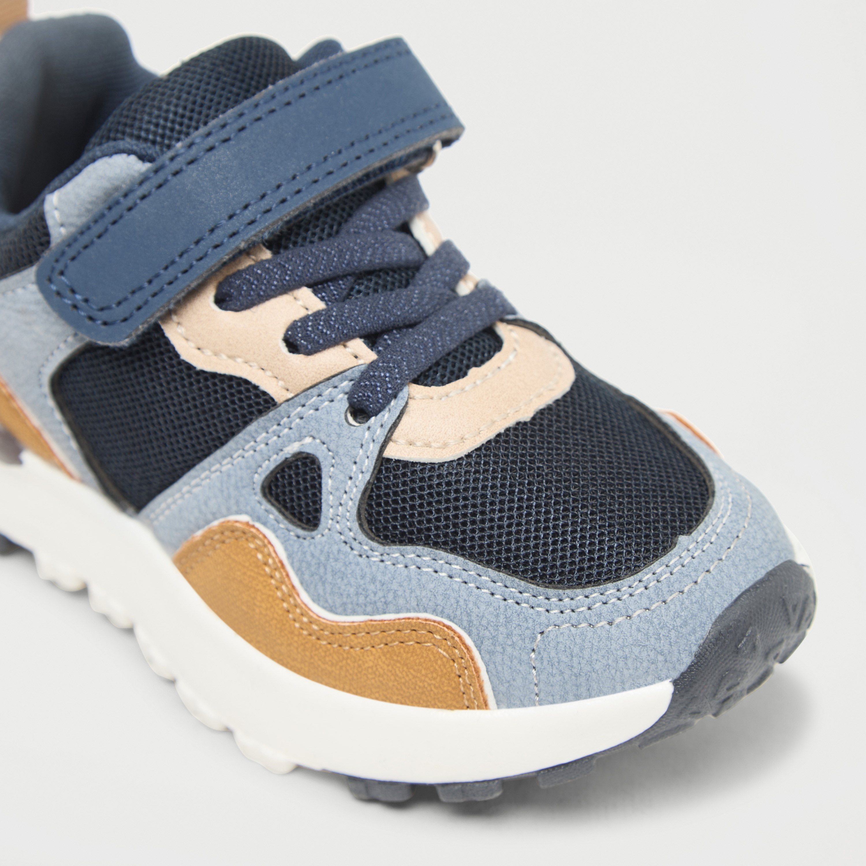 حذاء سنيكرز متعدد التصاميم بشريط إغلاق لاصق من إل بي إل من شو إكسبرس-boys-shoes-sneakers-image-5