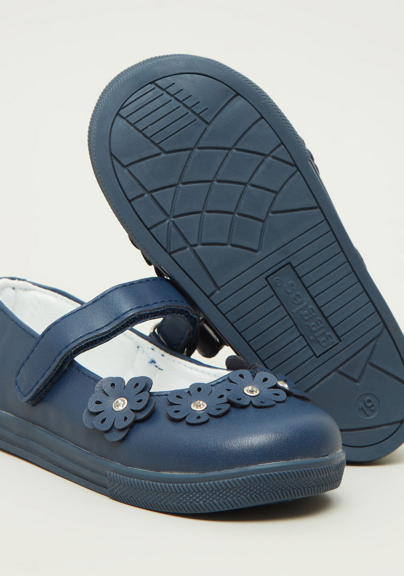 حذاء أطفال بزخارف زهرية من جيجلز-%D8%A7%D9%84%D8%A3%D8%A8%D9%88%D8%A7%D8%AA-image-2