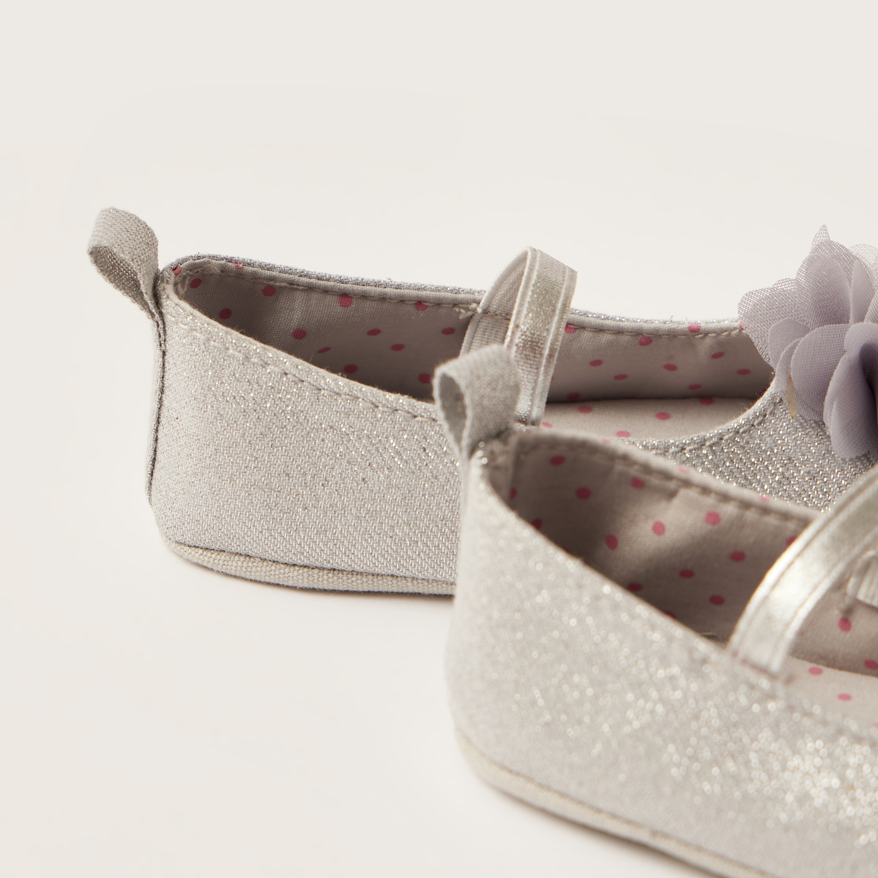 حذاء سهل الارتداء بارز الملمس بجليتر وتفاصيل زخارف من جيجلز-baby-girls-shoes-booties-image-4