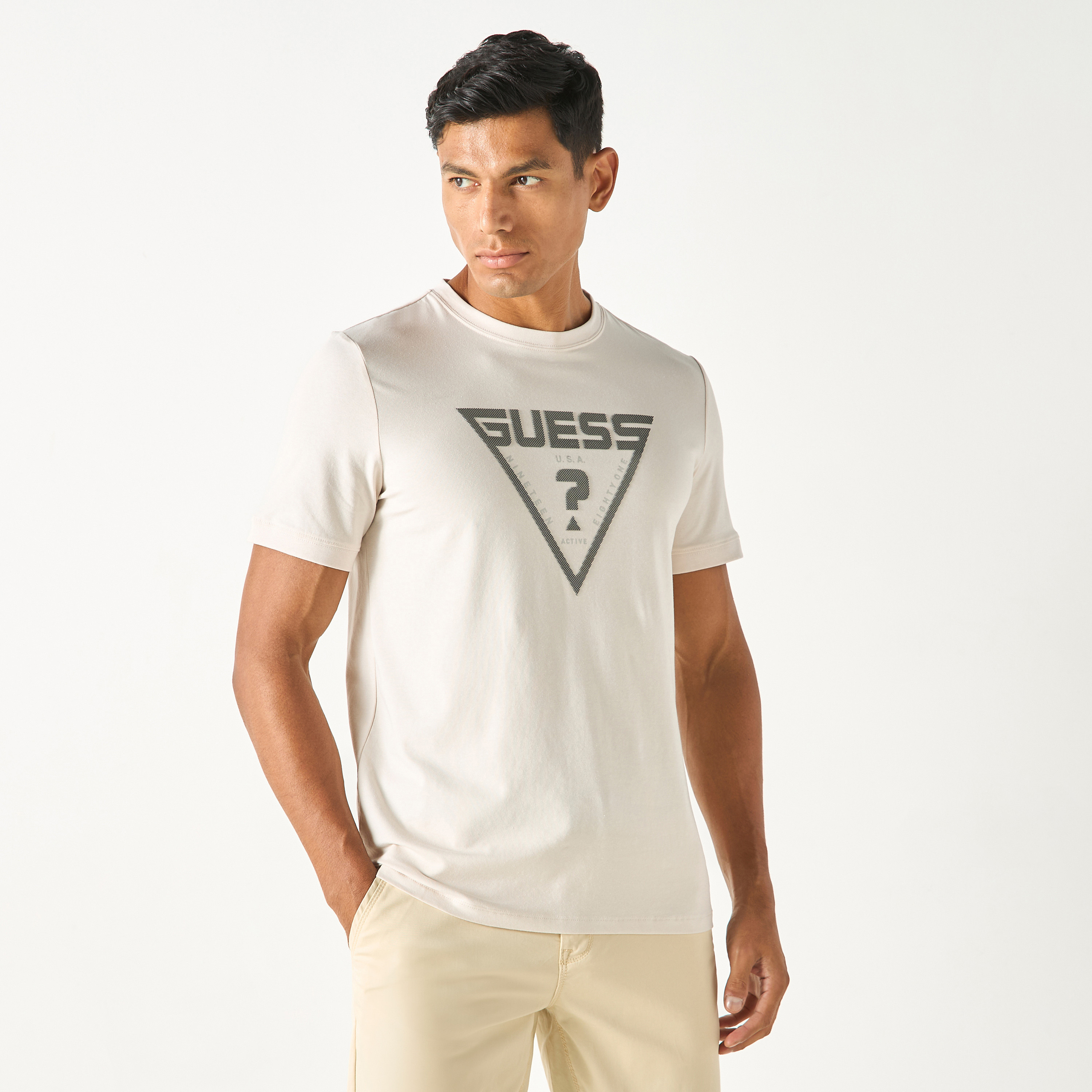 تيشيرت بياقة ضيّقة وأكمام قصيرة وطبعات شعار من جيس-men-clothing-tshirtsandpolos-tshirts-image-1