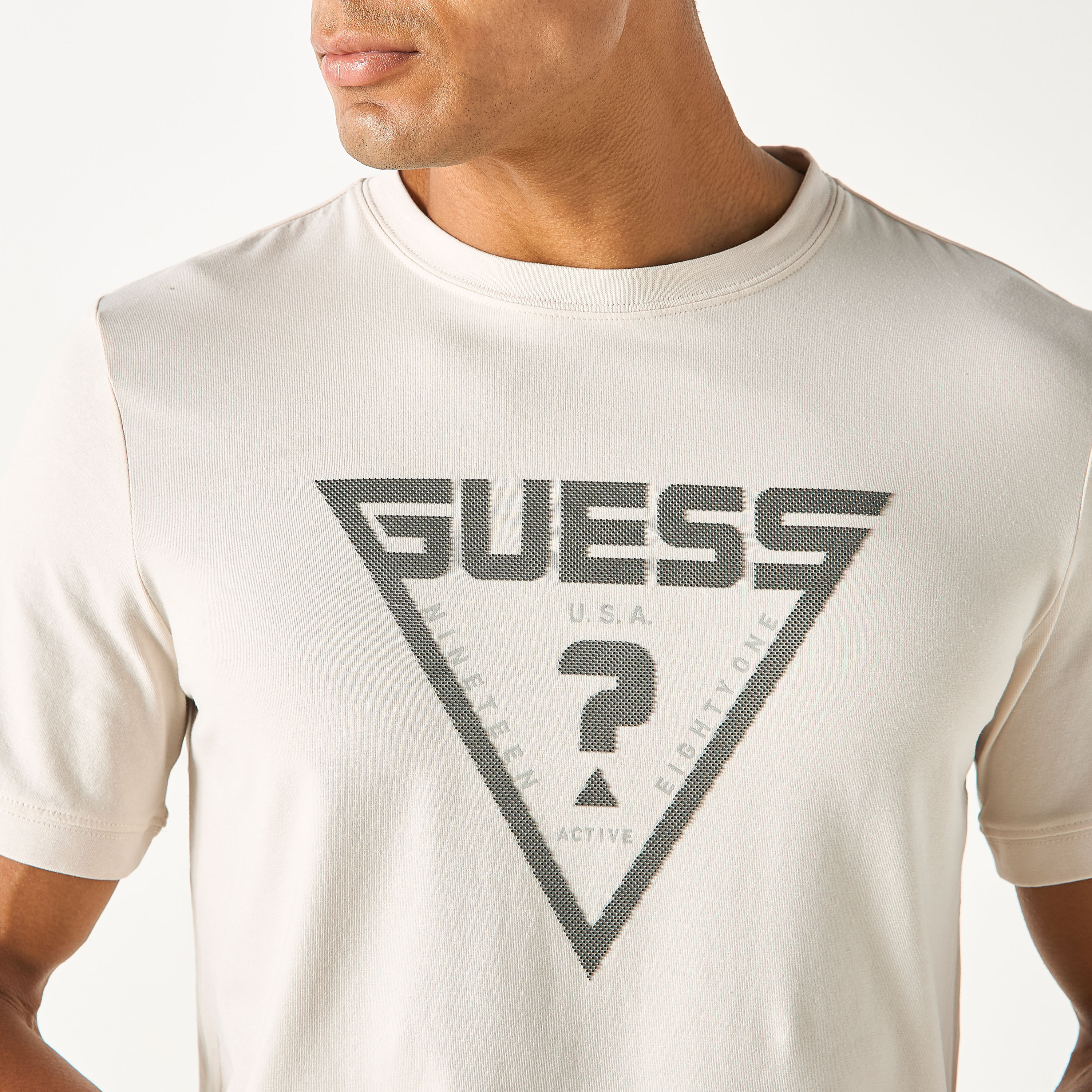 تيشيرت بياقة ضيّقة وأكمام قصيرة وطبعات شعار من جيس-men-clothing-tshirtsandpolos-tshirts-image-3
