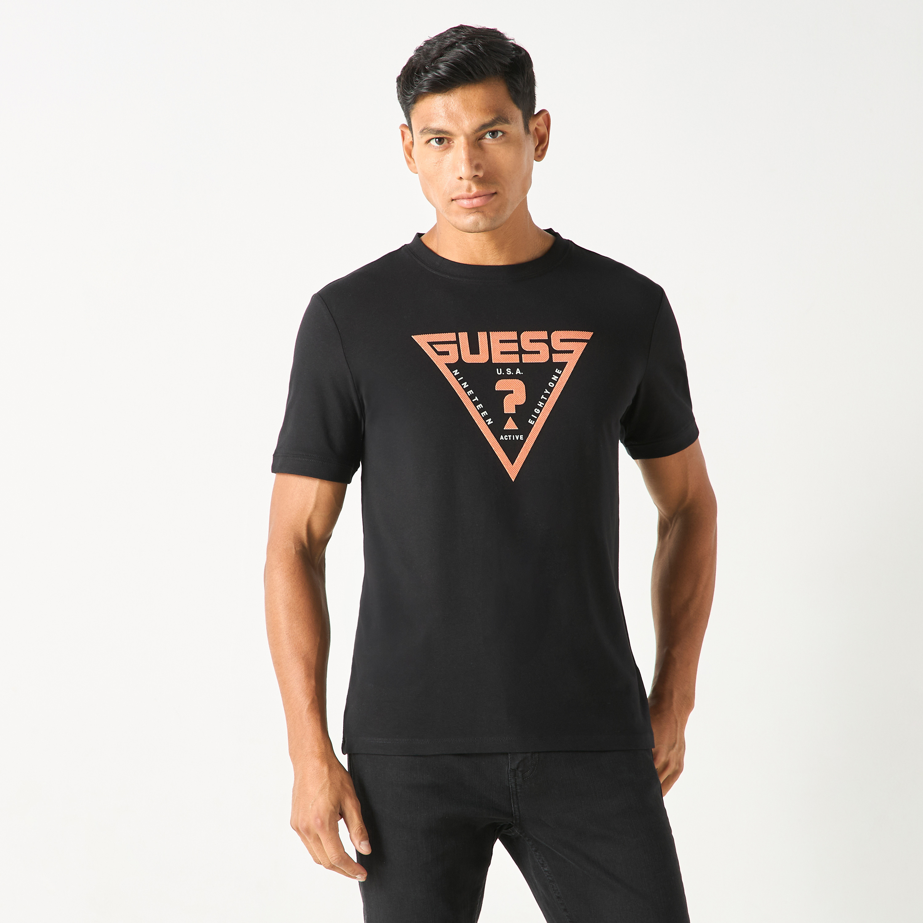 تيشيرت بياقة ضيّقة وأكمام قصيرة وطبعات شعار من جيس-men-clothing-tshirtsandpolos-tshirts-image-5
