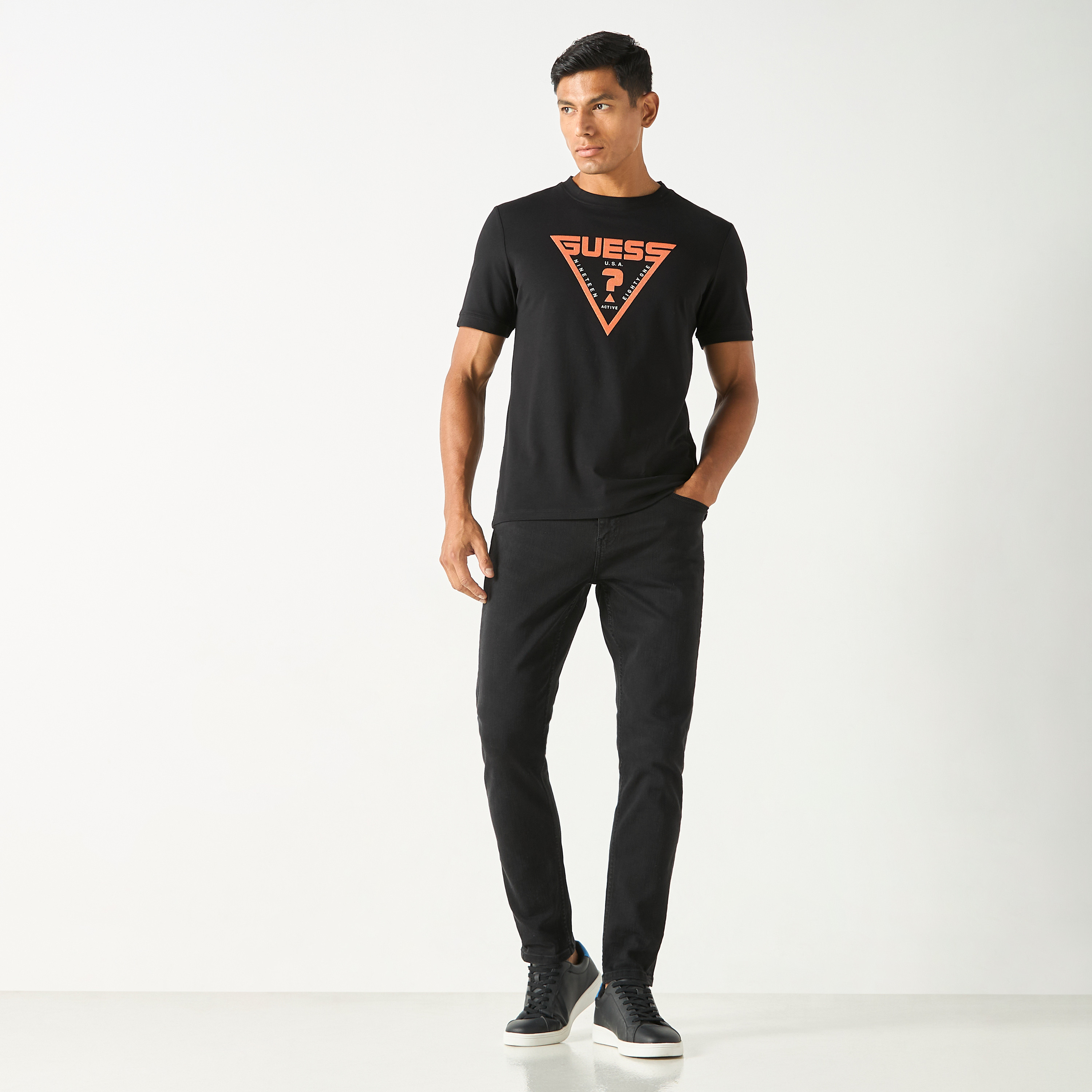 تيشيرت بياقة ضيّقة وأكمام قصيرة وطبعات شعار من جيس-men-clothing-tshirtsandpolos-tshirts-image-6