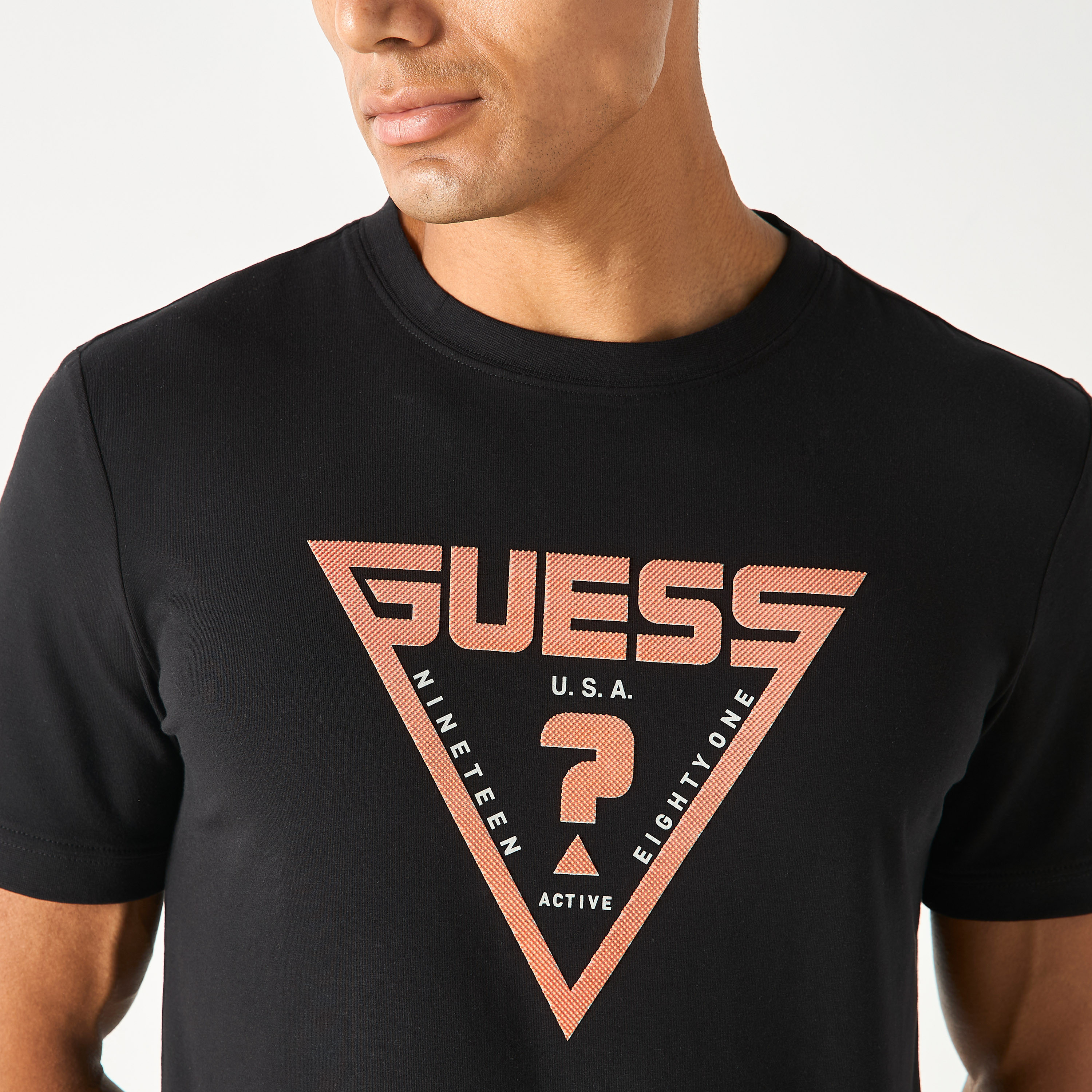 تيشيرت بياقة ضيّقة وأكمام قصيرة وطبعات شعار من جيس-men-clothing-tshirtsandpolos-tshirts-image-7