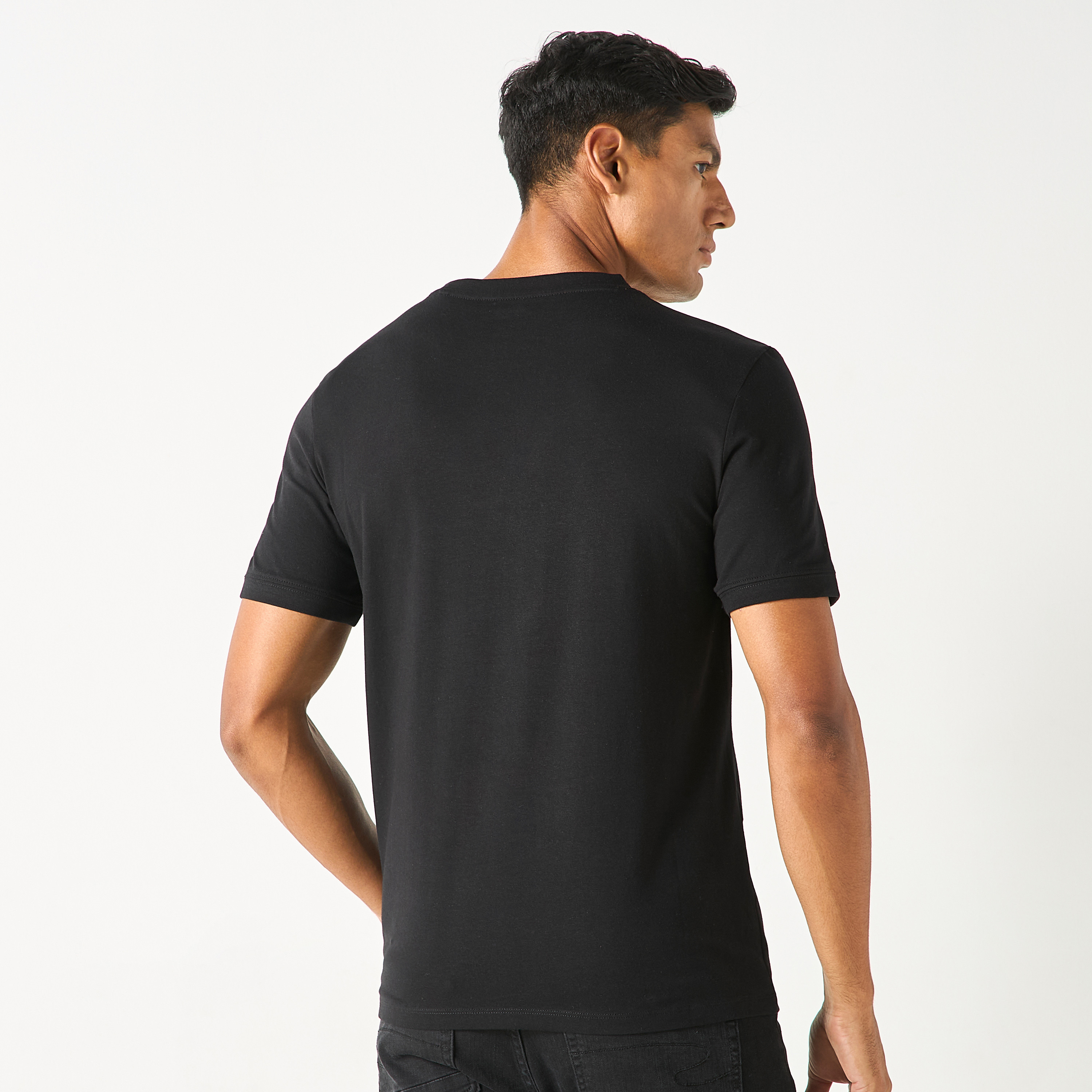تيشيرت بياقة ضيّقة وأكمام قصيرة وطبعات شعار من جيس-men-clothing-tshirtsandpolos-tshirts-image-8