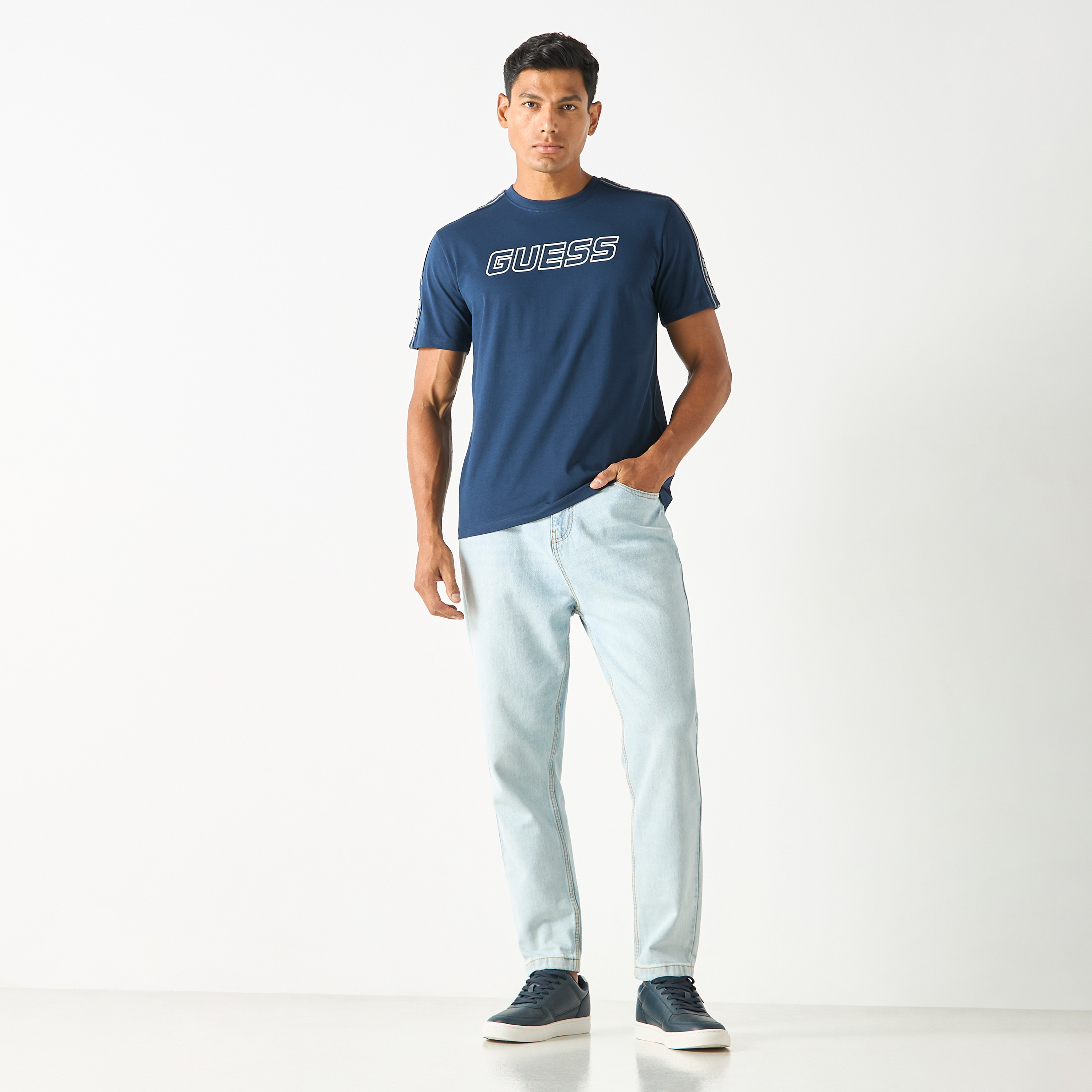 تيشيرت بياقة ضيّقة وأكمام قصيرة وطبعات شعار من جيس-men-clothing-tshirtsandpolos-tshirts-image-2