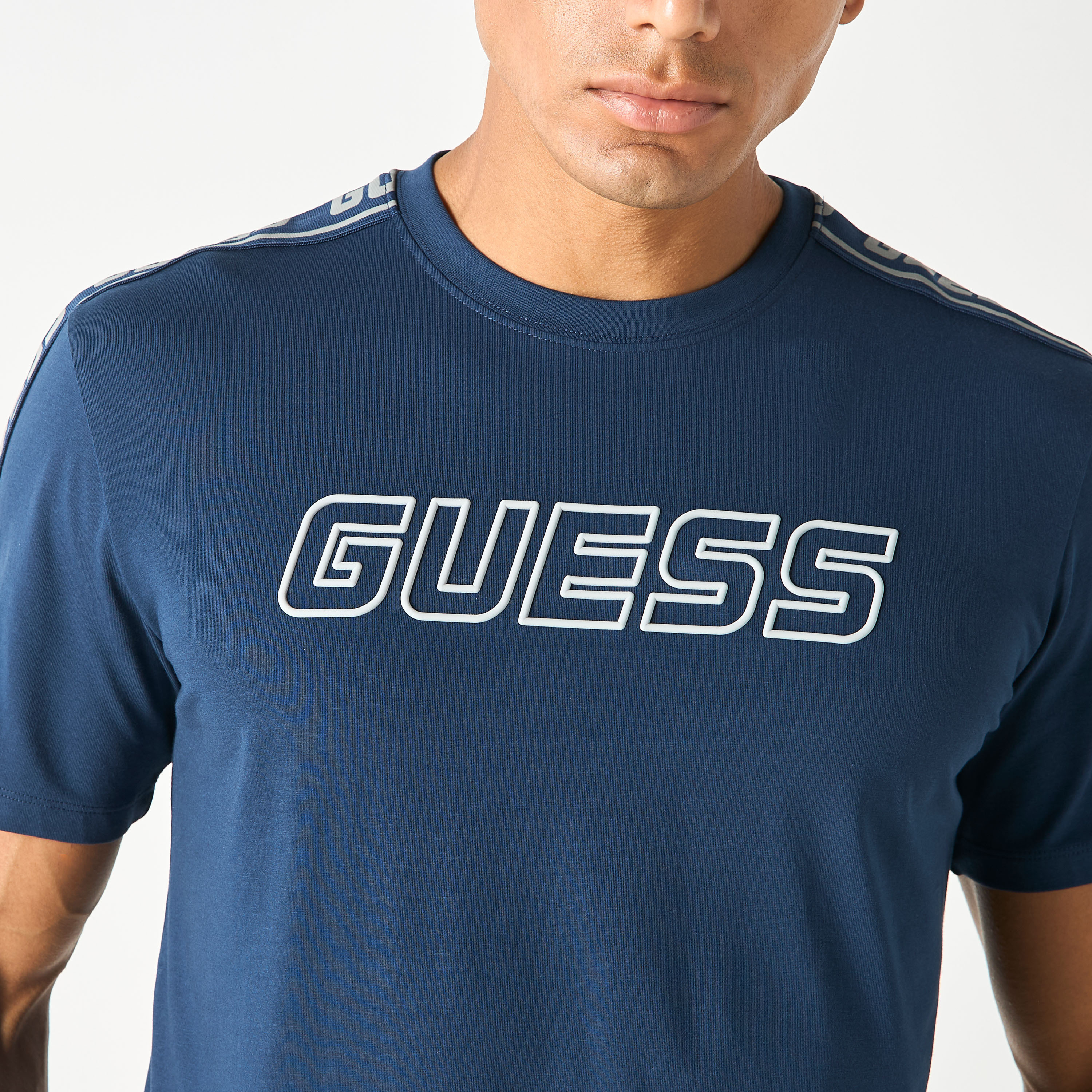 تيشيرت بياقة ضيّقة وأكمام قصيرة وطبعات شعار من جيس-men-clothing-tshirtsandpolos-tshirts-image-3