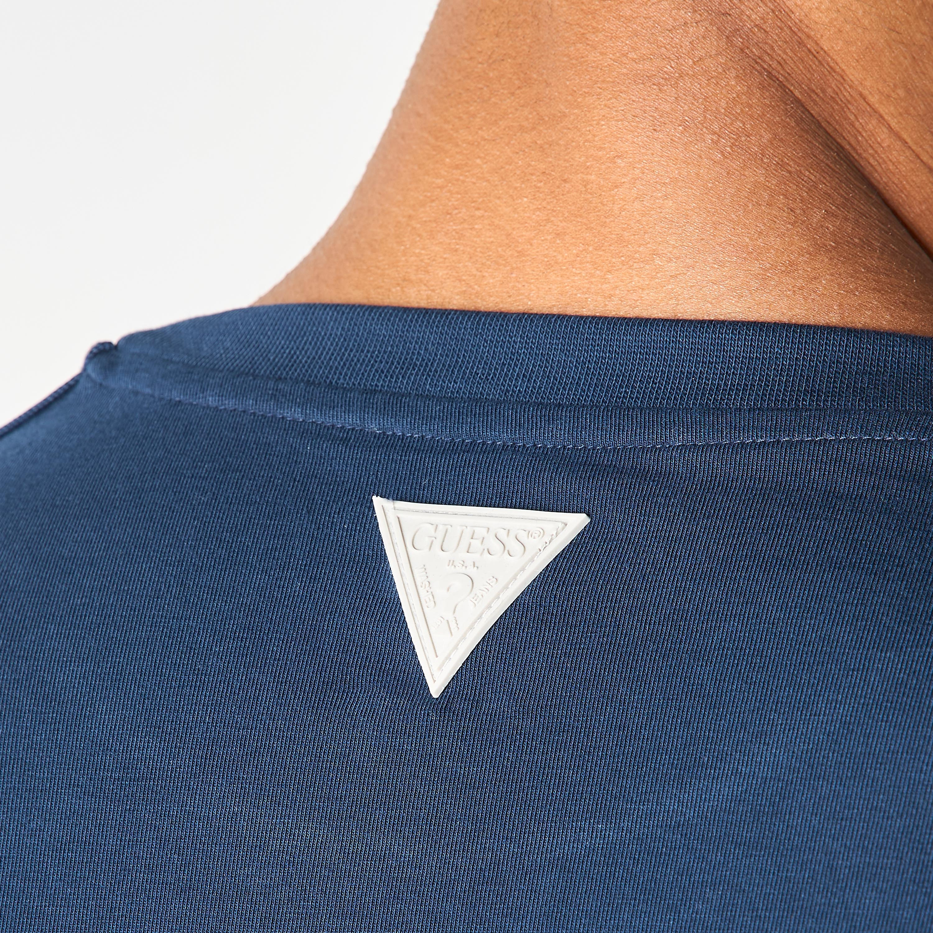 تيشيرت بياقة ضيّقة وأكمام قصيرة وطبعات شعار من جيس-men-clothing-tshirtsandpolos-tshirts-image-4
