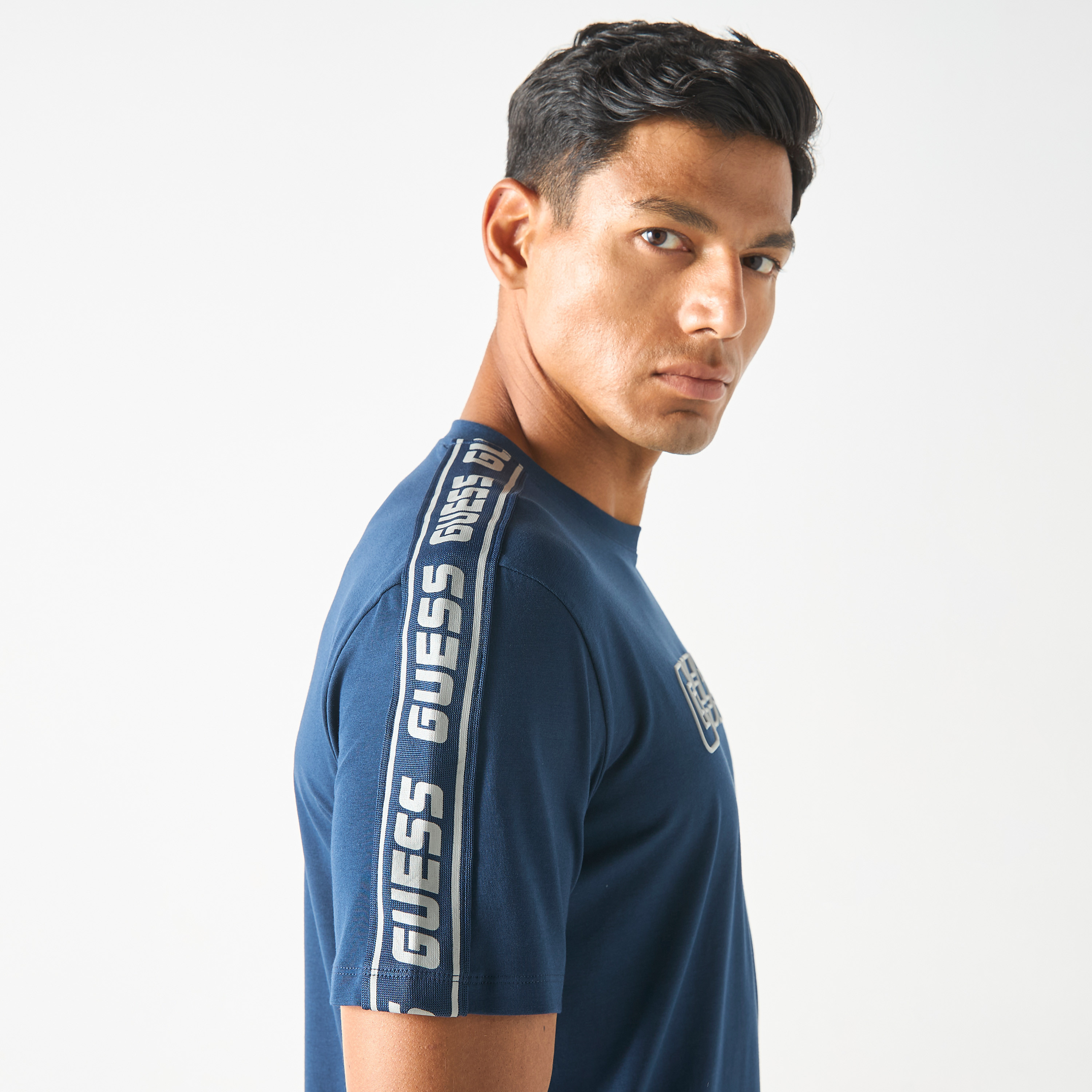 تيشيرت بياقة ضيّقة وأكمام قصيرة وطبعات شعار من جيس-men-clothing-tshirtsandpolos-tshirts-image-5