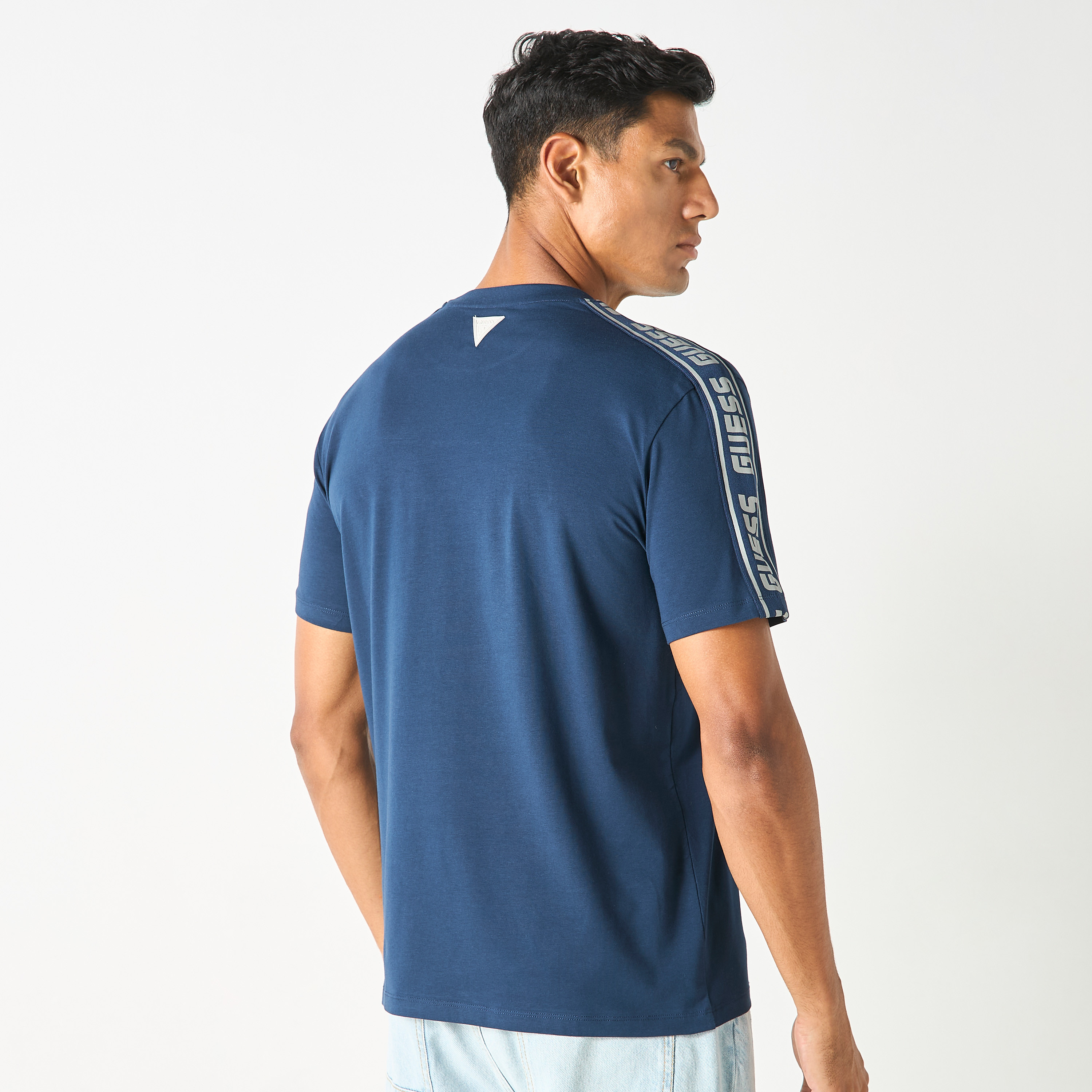 تيشيرت بياقة ضيّقة وأكمام قصيرة وطبعات شعار من جيس-men-clothing-tshirtsandpolos-tshirts-image-6