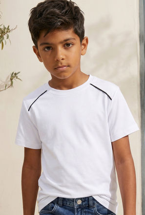 تيشيرت بياقة ضيقة وأكمام قصيرة وتفاصيل متباينة من جونيورز-boys-clothing-schoolwear-tshirtsandpolos-image-1