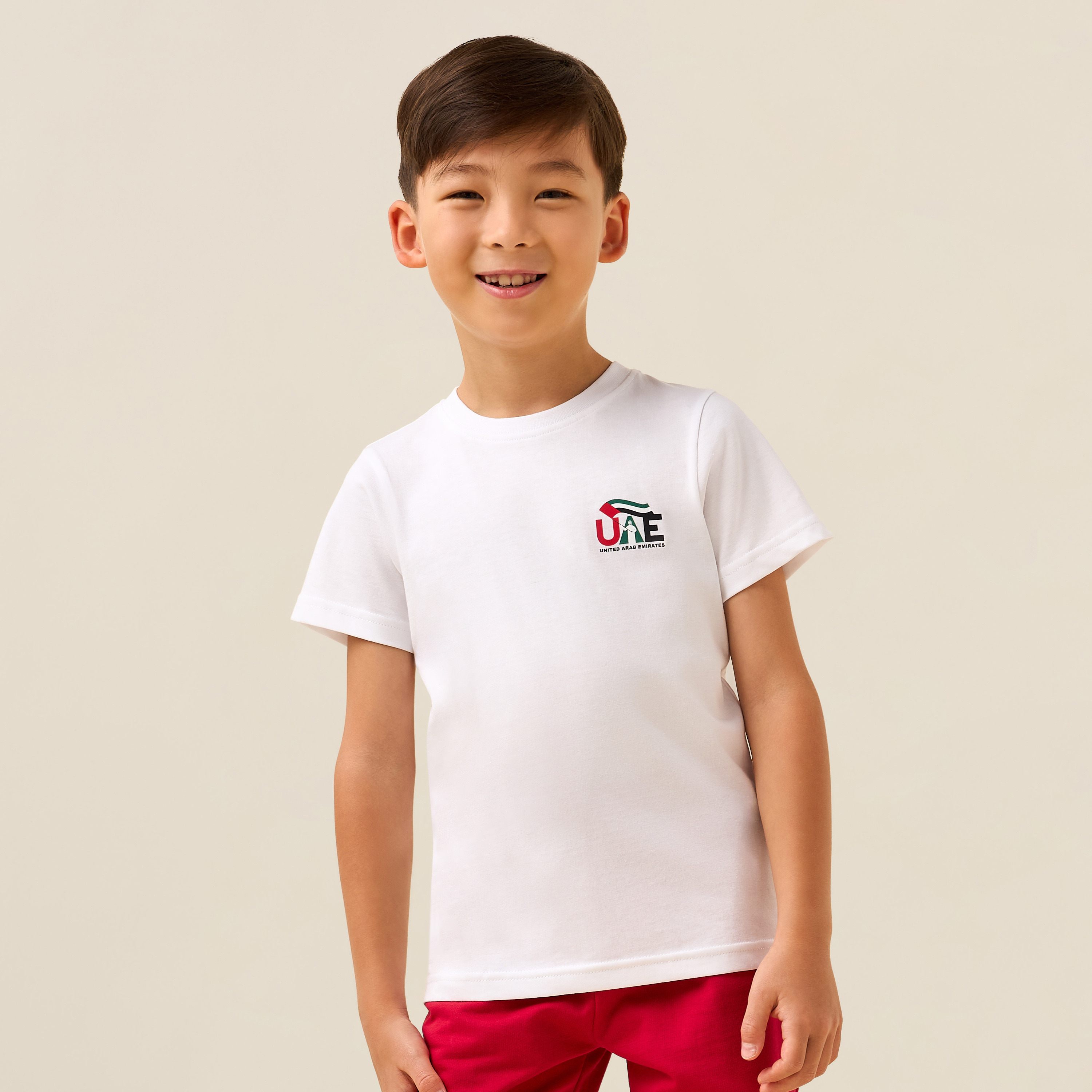 تيشيرت بأكمام قصيرة وياقة مستديرة مع طبعة اليوم الوطني الإماراتي من جونيورز-boys-clothing-tshirtsandpolos-image-1
