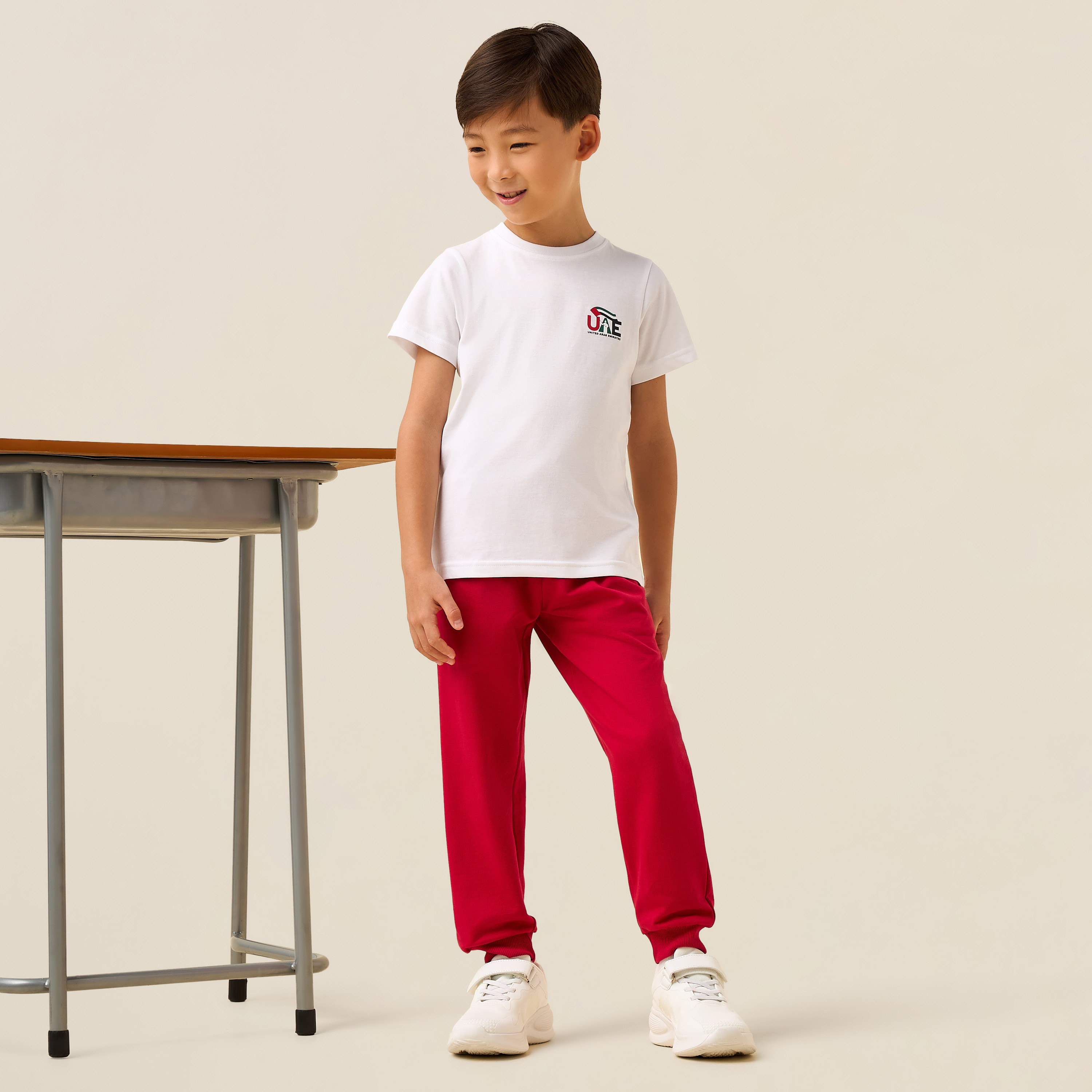 تيشيرت بأكمام قصيرة وياقة مستديرة مع طبعة اليوم الوطني الإماراتي من جونيورز-boys-clothing-tshirtsandpolos-image-2