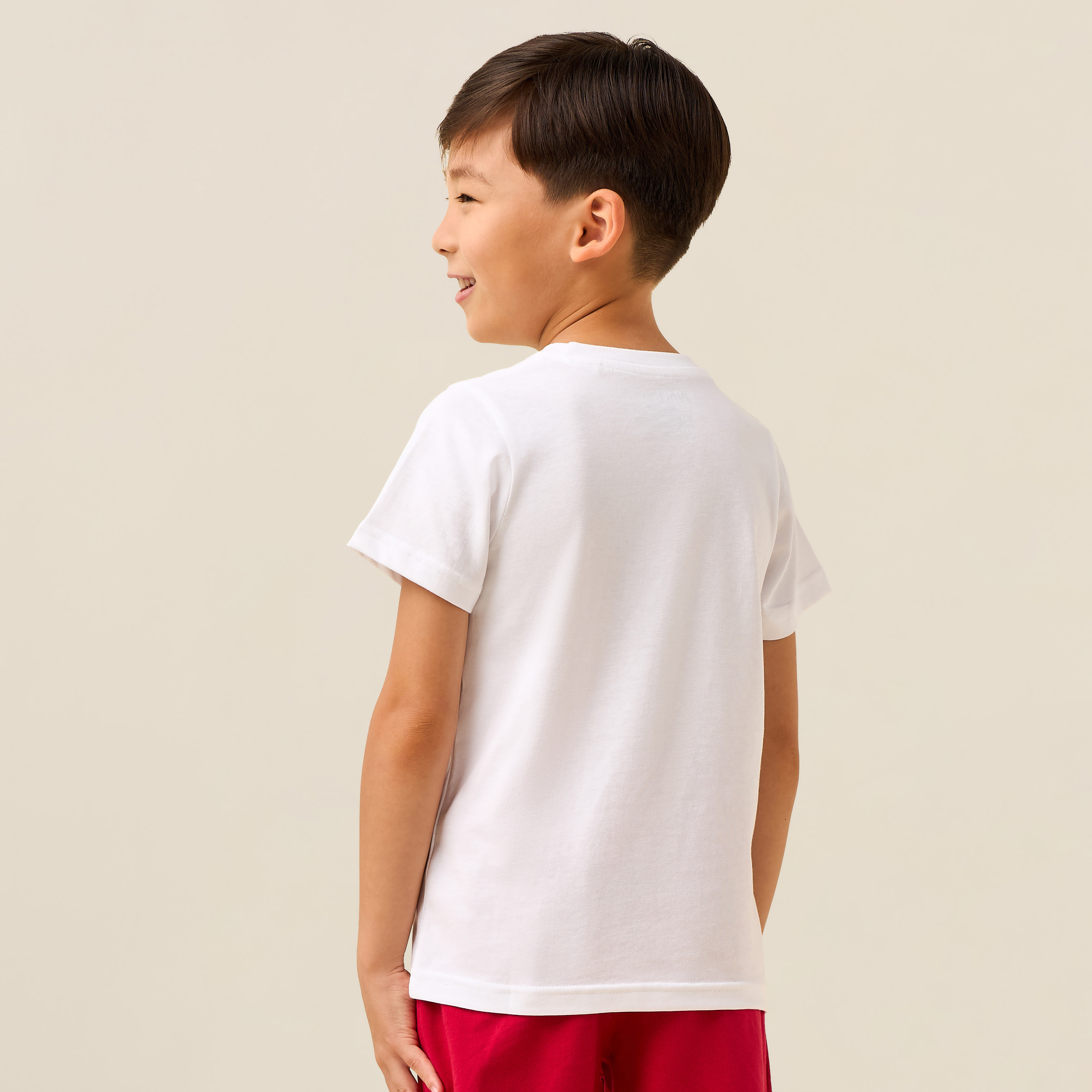 تيشيرت بأكمام قصيرة وياقة مستديرة مع طبعة اليوم الوطني الإماراتي من جونيورز-boys-clothing-tshirtsandpolos-image-3