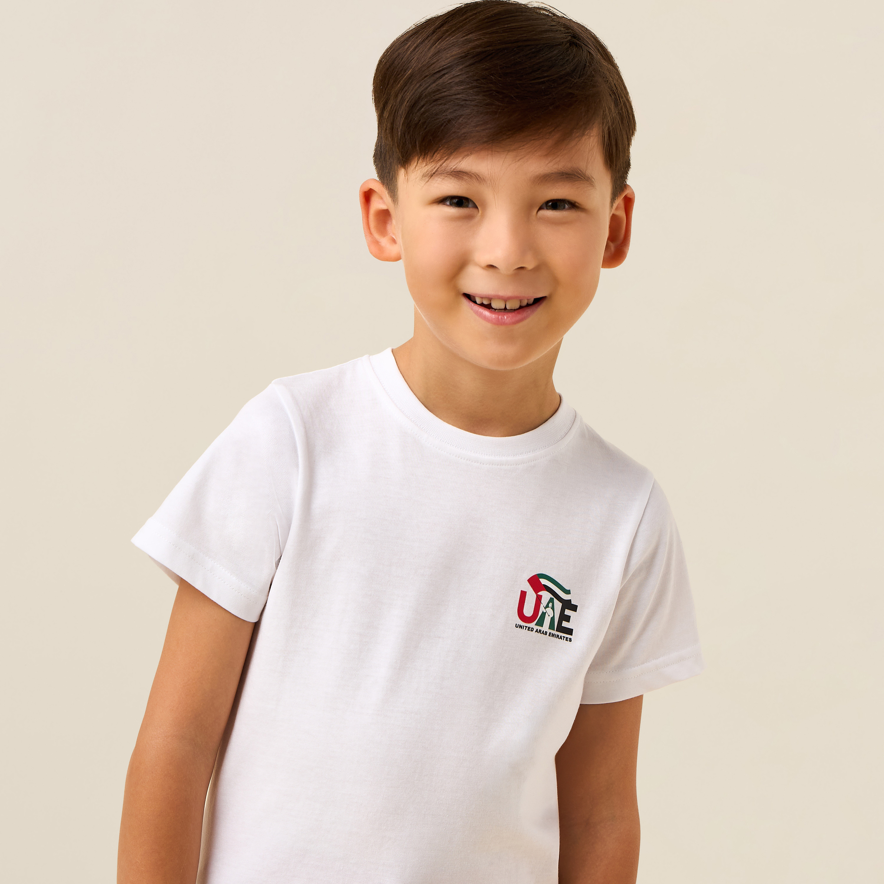 تيشيرت بأكمام قصيرة وياقة مستديرة مع طبعة اليوم الوطني الإماراتي من جونيورز-boys-clothing-tshirtsandpolos-image-4