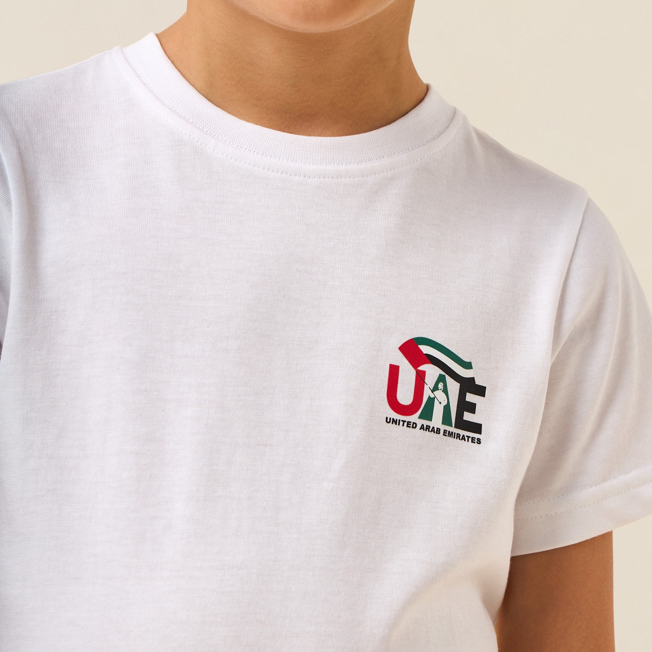 تيشيرت بأكمام قصيرة وياقة مستديرة مع طبعة اليوم الوطني الإماراتي من جونيورز-boys-clothing-tshirtsandpolos-image-5