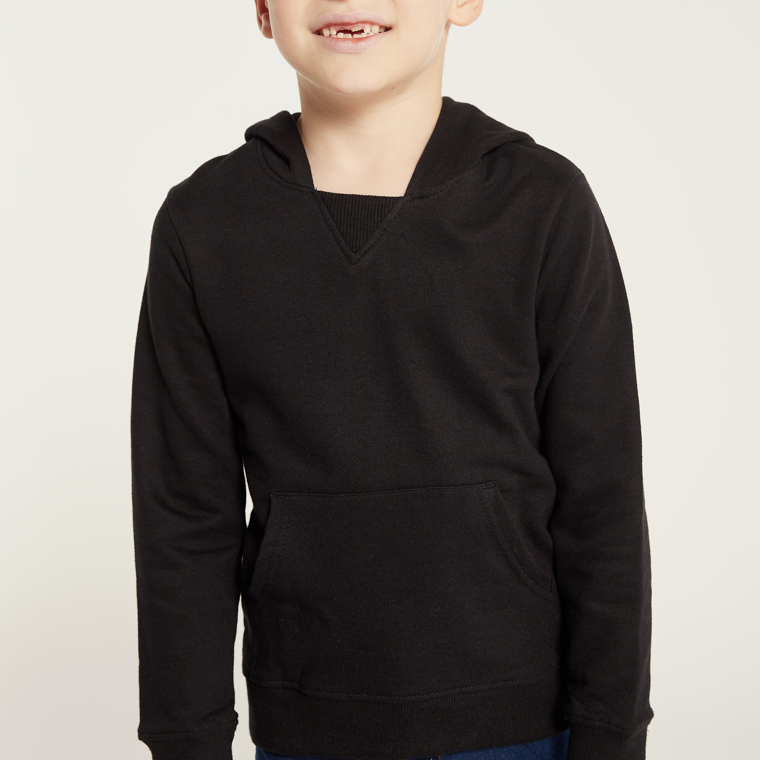 سويت شيرت سادة بقبعّة وجيوب من جونيورز-boys-clothing-sweatshirts-image-2