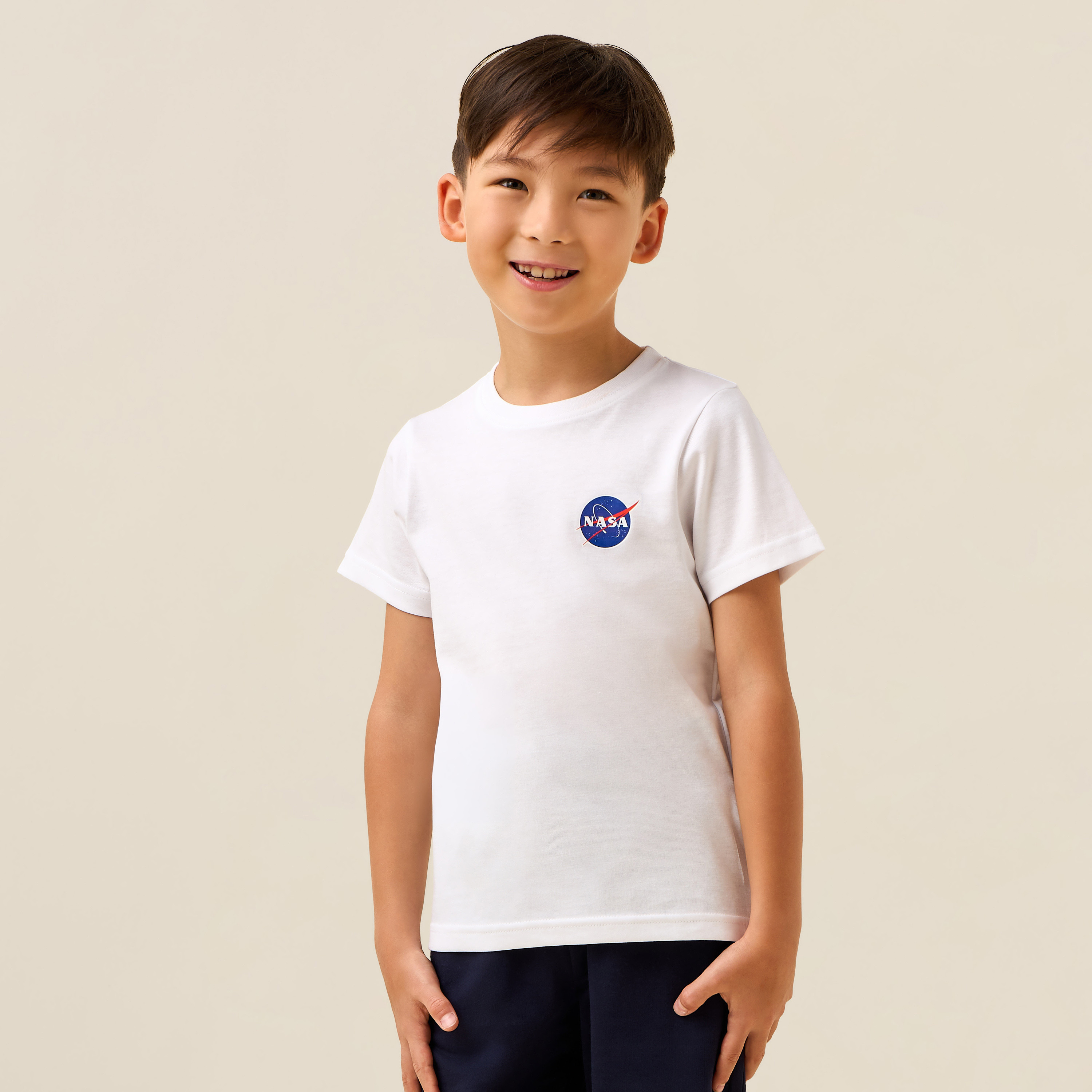 تيشيرت بأكمام قصيرة وياقة مستديرة بطبعة ناسا من جونيورز-boys-clothing-tshirtsandpolos-image-1