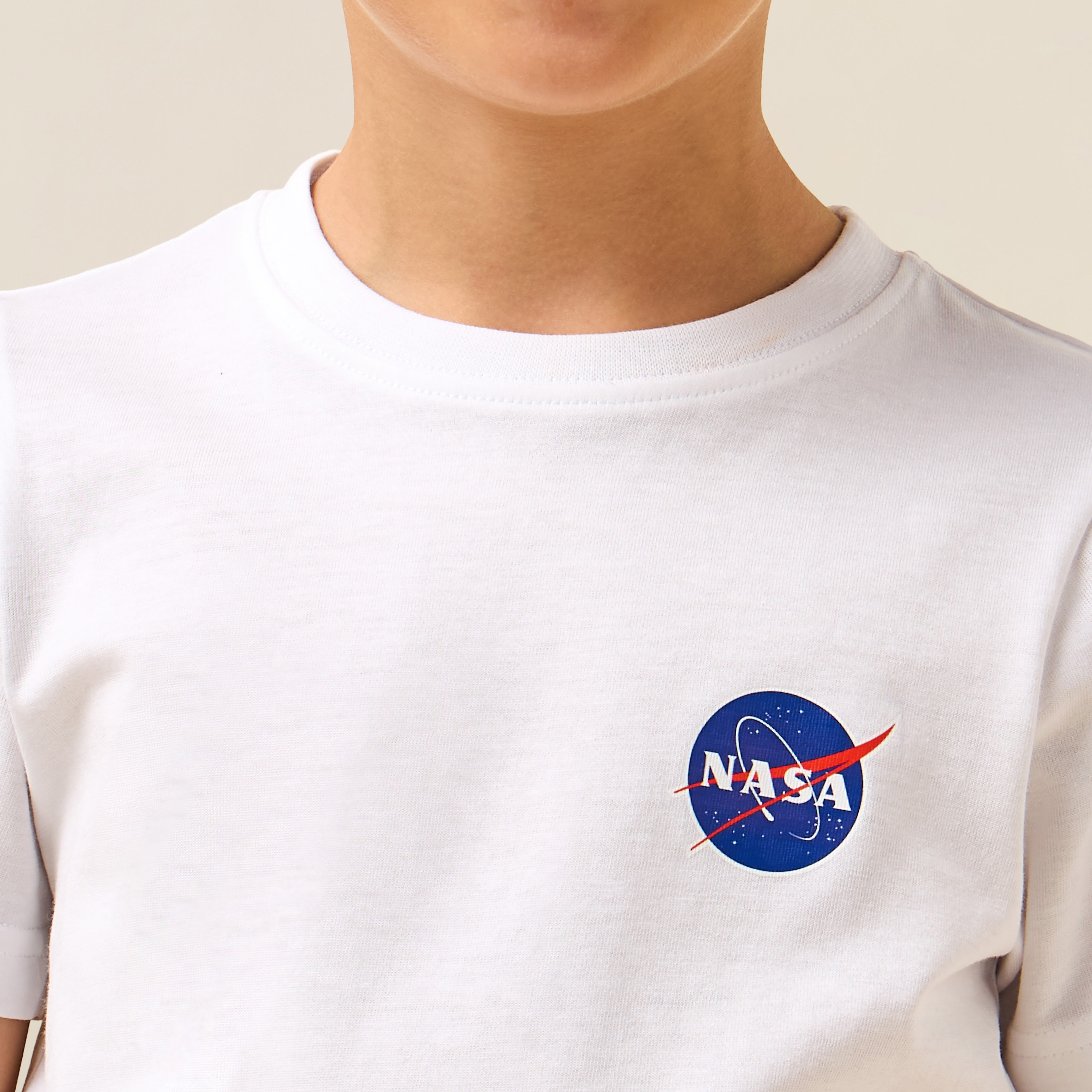 تيشيرت بأكمام قصيرة وياقة مستديرة بطبعة ناسا من جونيورز-boys-clothing-tshirtsandpolos-image-4