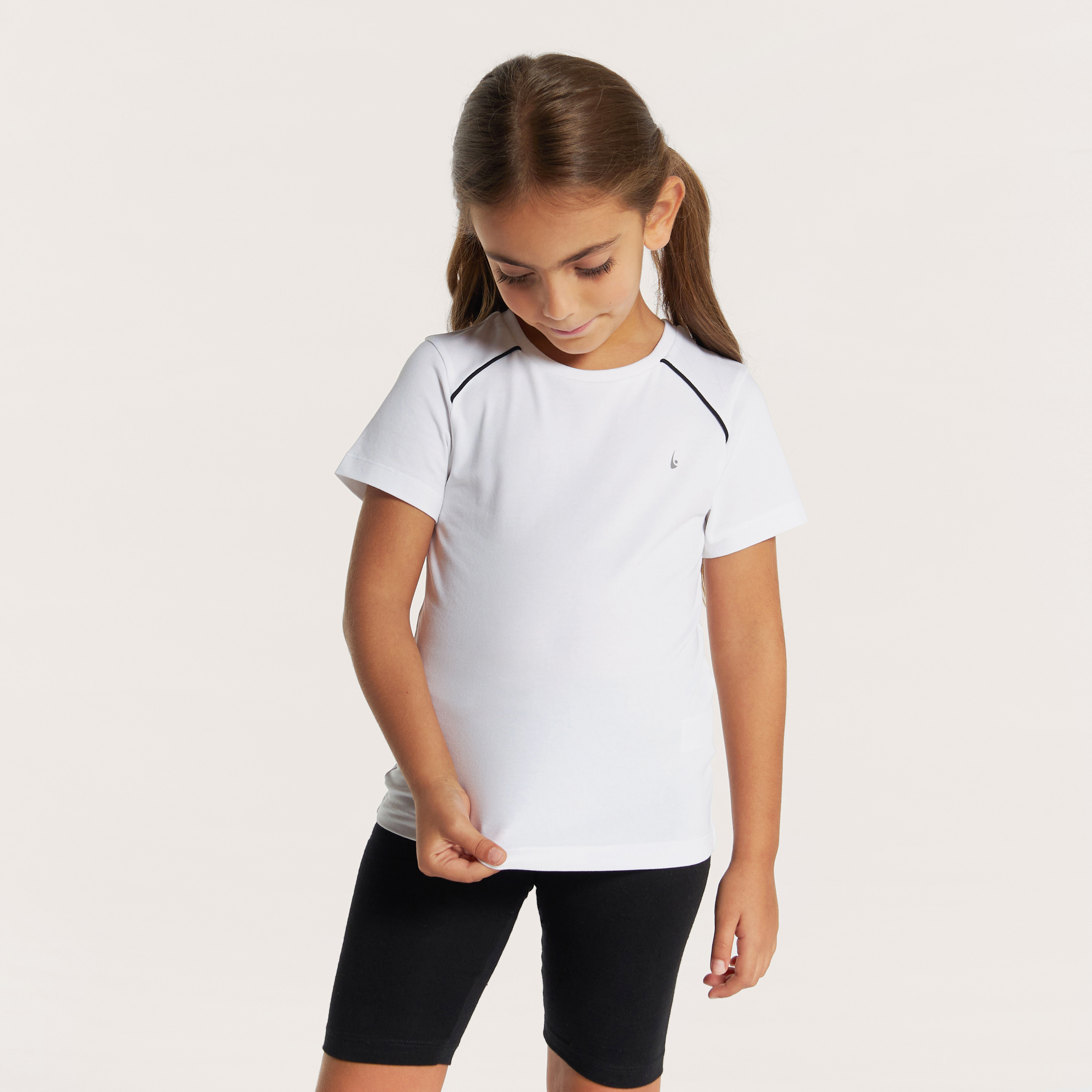 تيشيرت سادة بياقة ضيّقة وأكمام قصيرة من جونيورز-girls-clothing-schoolwear-tshirts-image-1