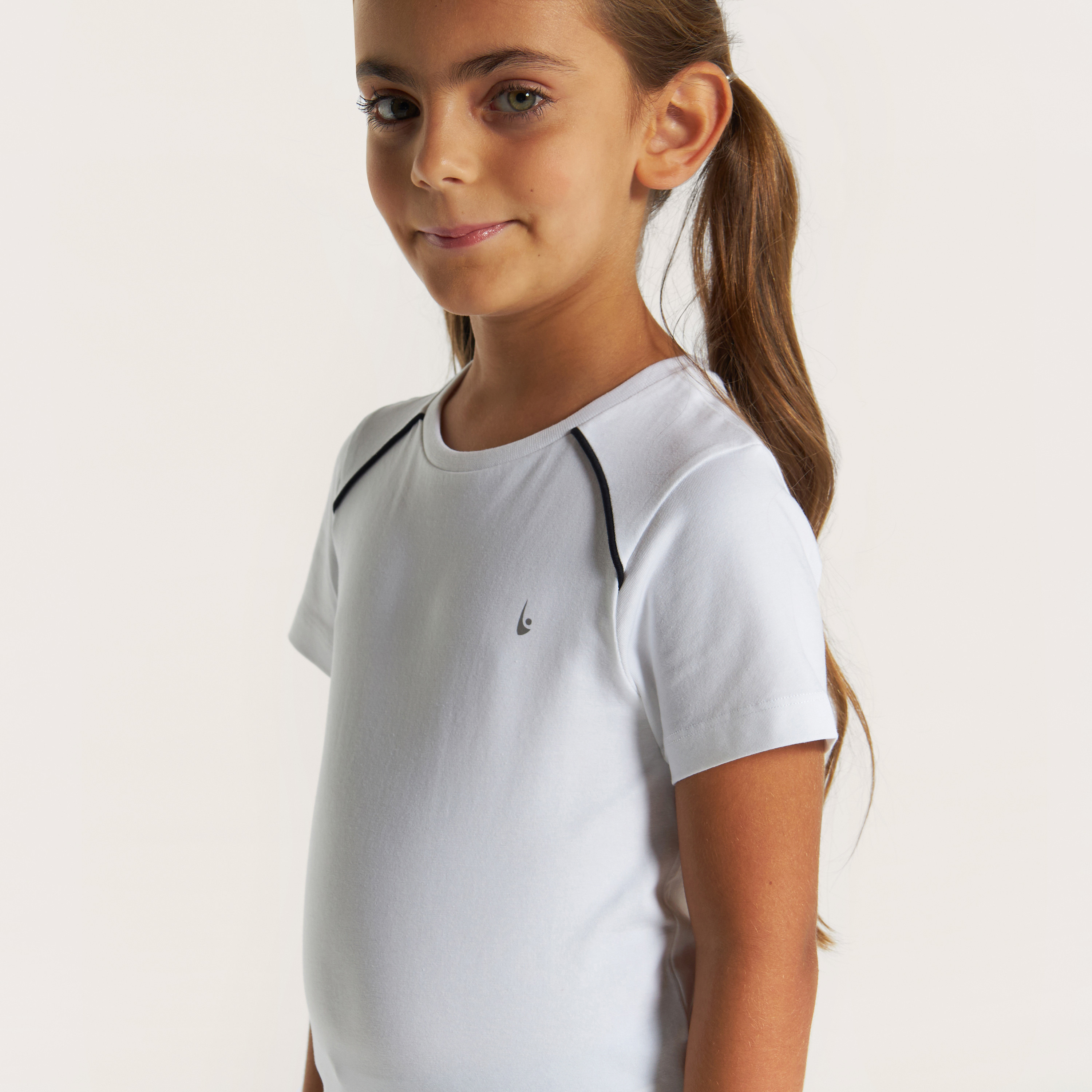 تيشيرت سادة بياقة ضيّقة وأكمام قصيرة من جونيورز-girls-clothing-schoolwear-tshirts-image-3