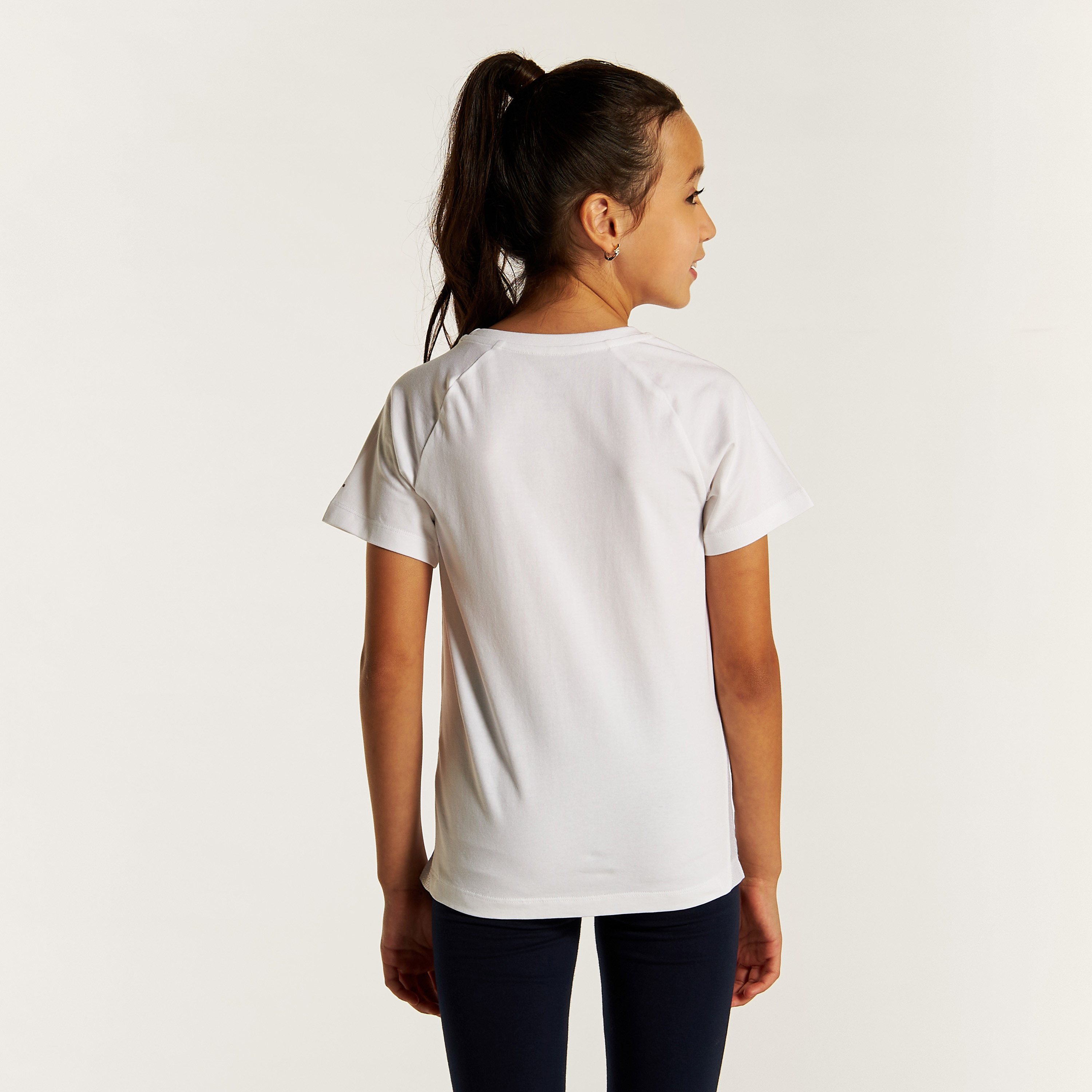 تيشيرت سادة بأكمام قصيرة وياقة ضيقة من جونيورز-girls-clothing-tshirts-image-2