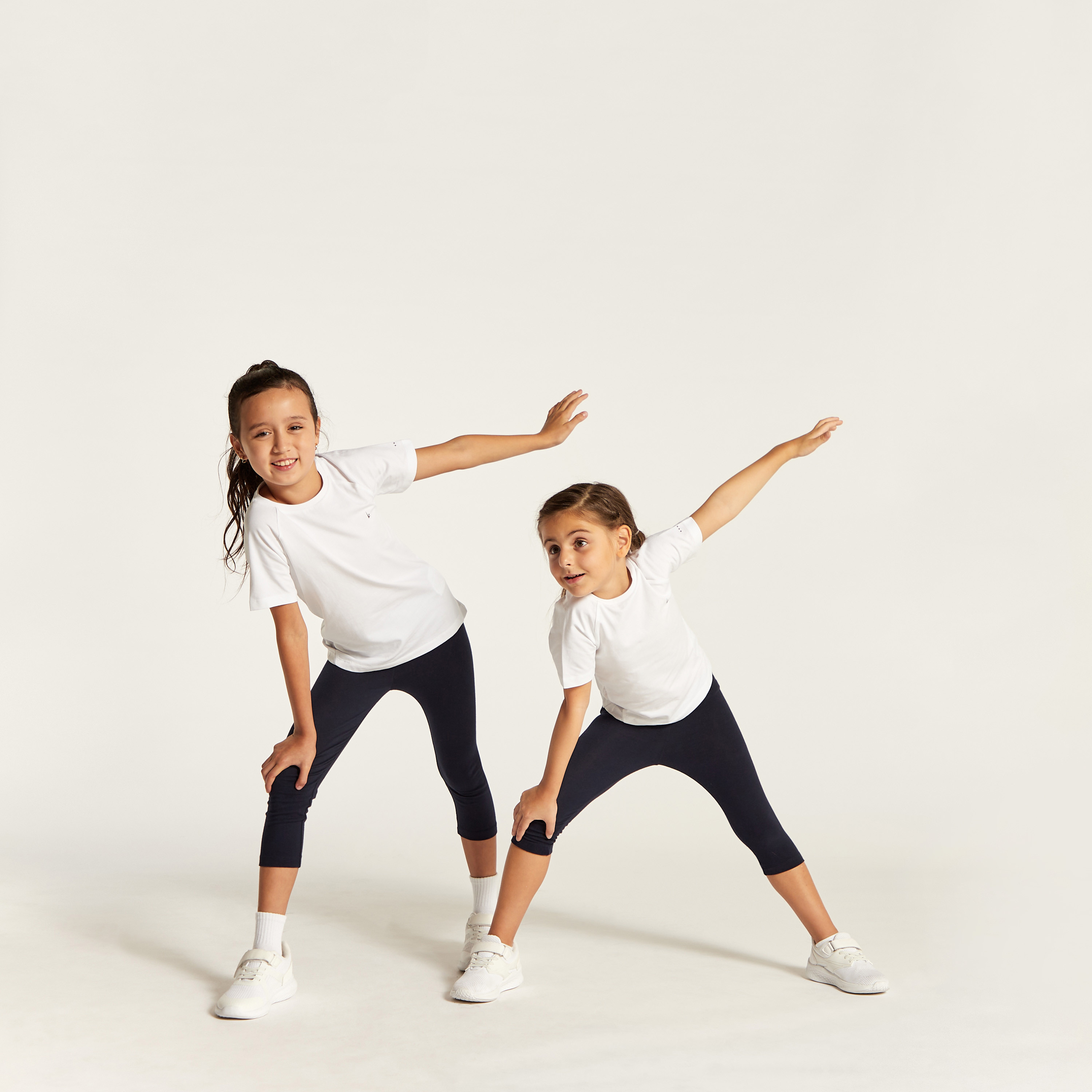 تيشيرت سادة بأكمام قصيرة وياقة ضيقة من جونيورز-girls-clothing-tshirts-image-1