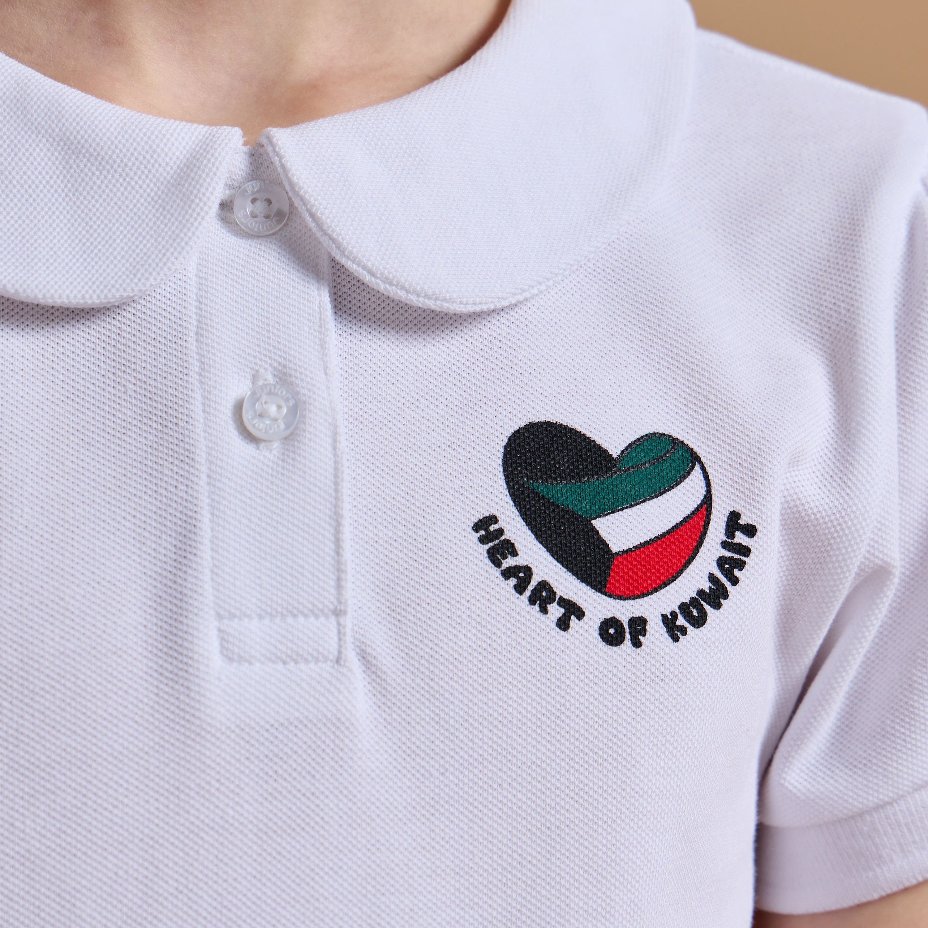 تيشيرت بياقة عادية وأكمام قصيرة وطبعات اليوم الوطني الكويتي من جونيورز-girls-clothing-schoolwear-tshirts-image-5