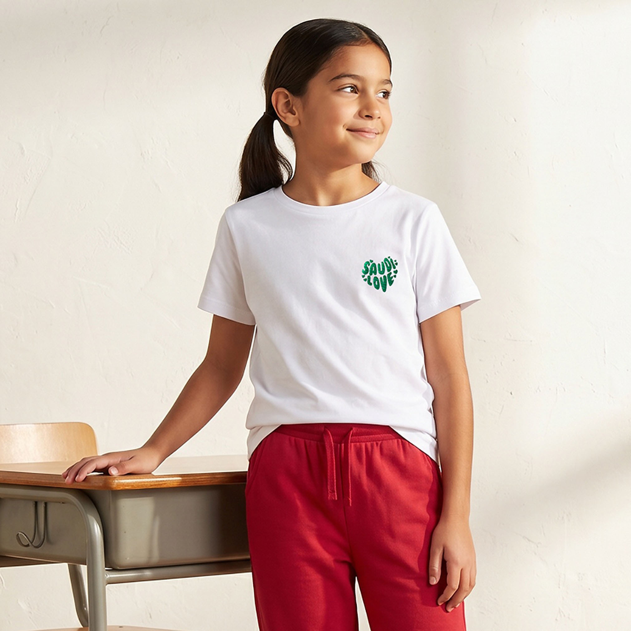 تيشيرت بياقة ضيقة وأكمام قصيرة وطبعات السعودية من جونيورز-girls-clothing-schoolwear-tshirts-image-1