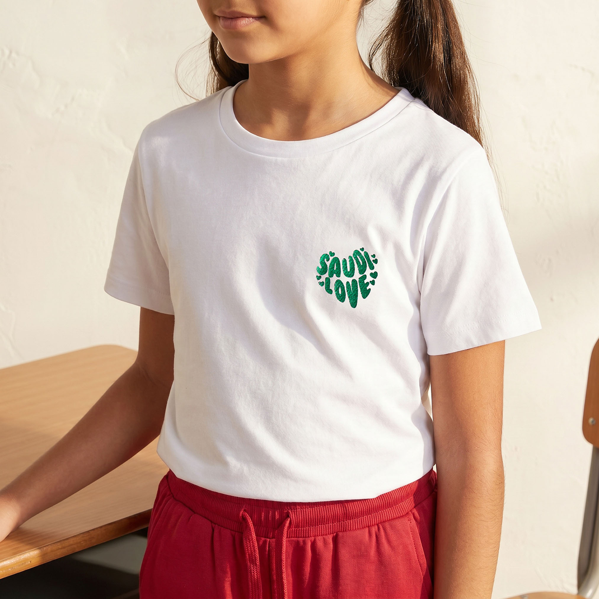 تيشيرت بياقة ضيقة وأكمام قصيرة وطبعات السعودية من جونيورز-girls-clothing-schoolwear-tshirts-image-6