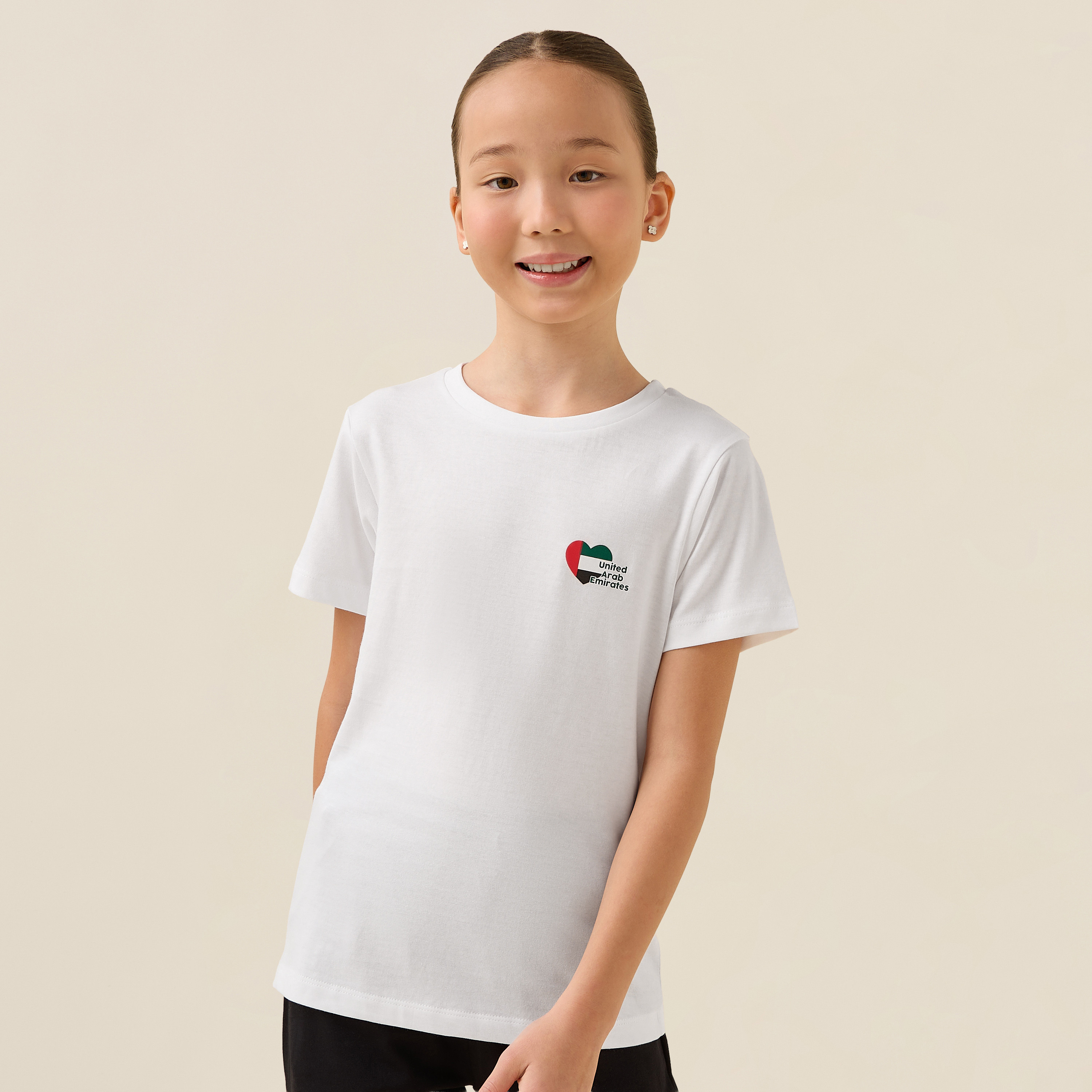 تيشيرت بياقة ضيقة وأكمام قصيرة وطبعات الإمارات من جونيورز-girls-clothing-schoolwear-tshirts-image-1