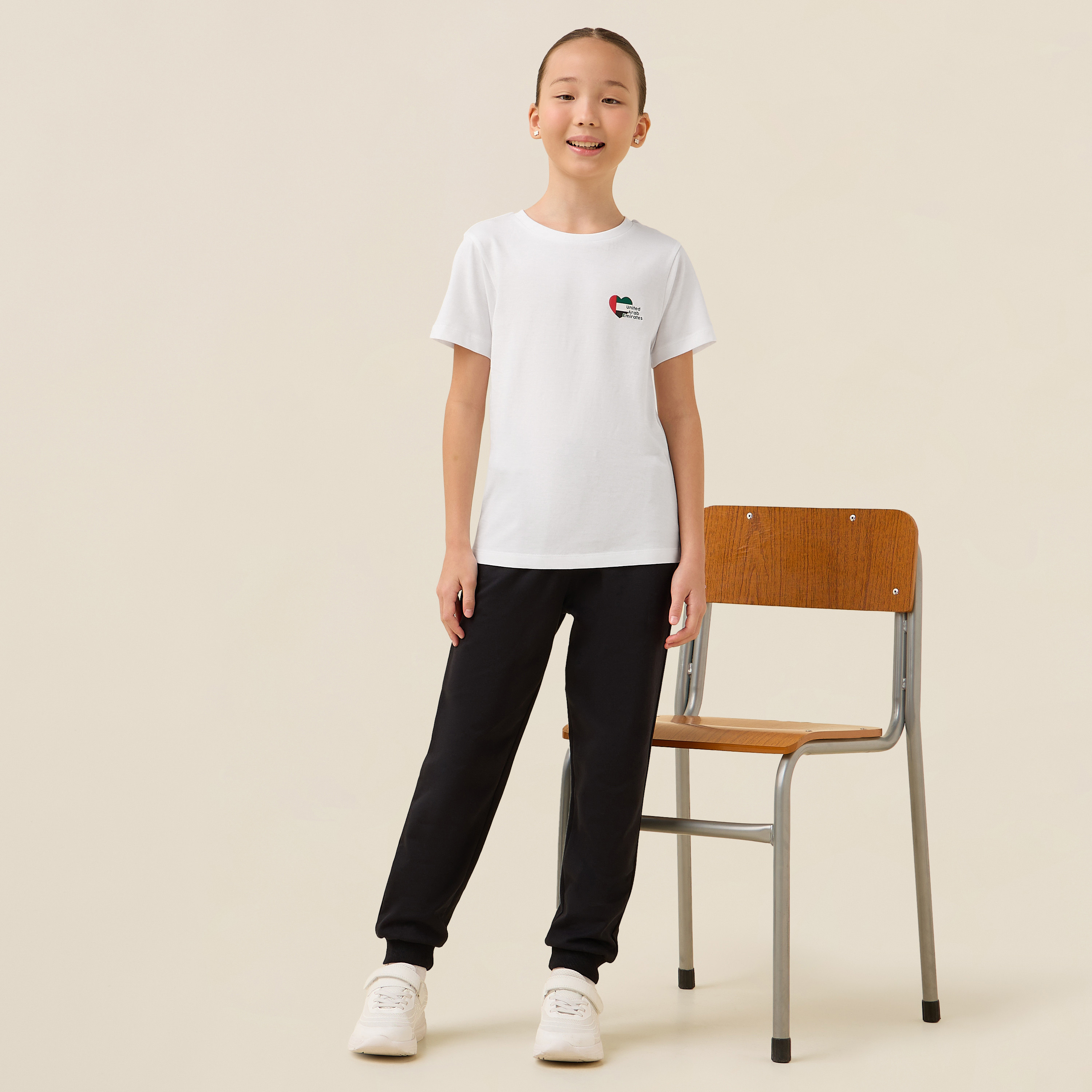 تيشيرت بياقة ضيقة وأكمام قصيرة وطبعات الإمارات من جونيورز-girls-clothing-schoolwear-tshirts-image-2
