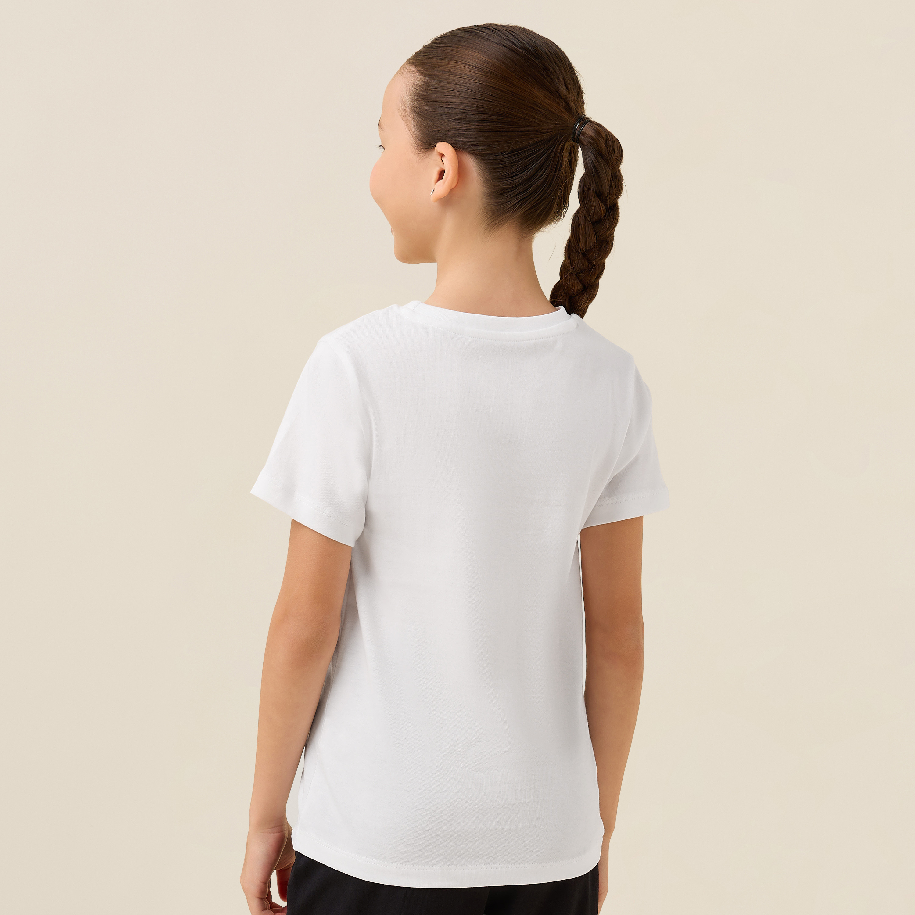 تيشيرت بياقة ضيقة وأكمام قصيرة وطبعات الإمارات من جونيورز-girls-clothing-schoolwear-tshirts-image-3