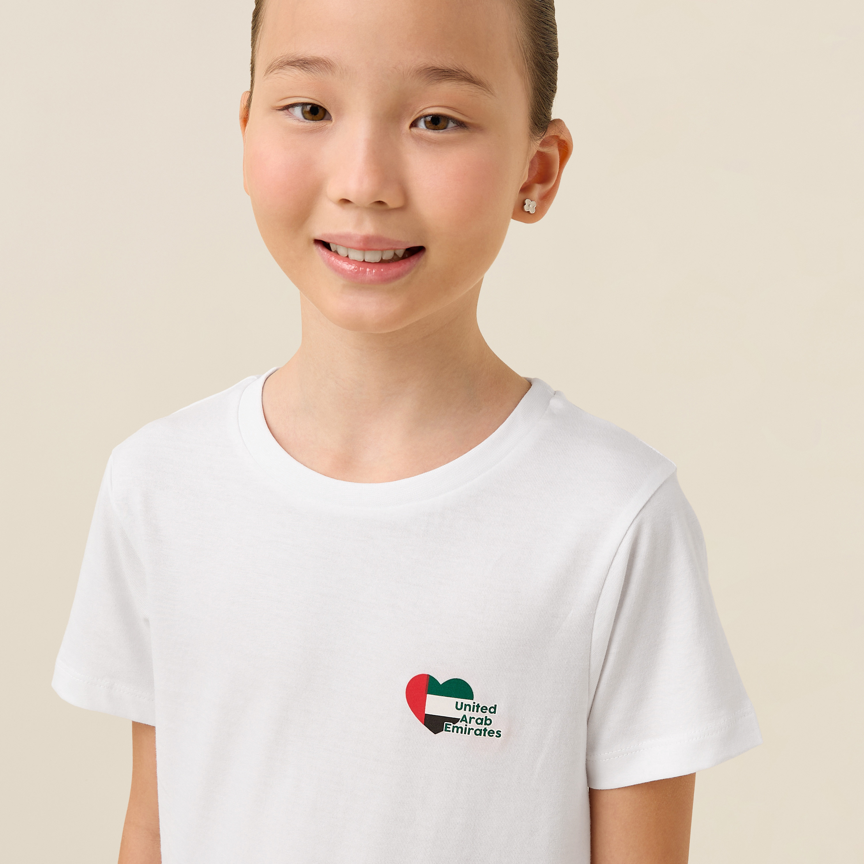 تيشيرت بياقة ضيقة وأكمام قصيرة وطبعات الإمارات من جونيورز-girls-clothing-schoolwear-tshirts-image-4