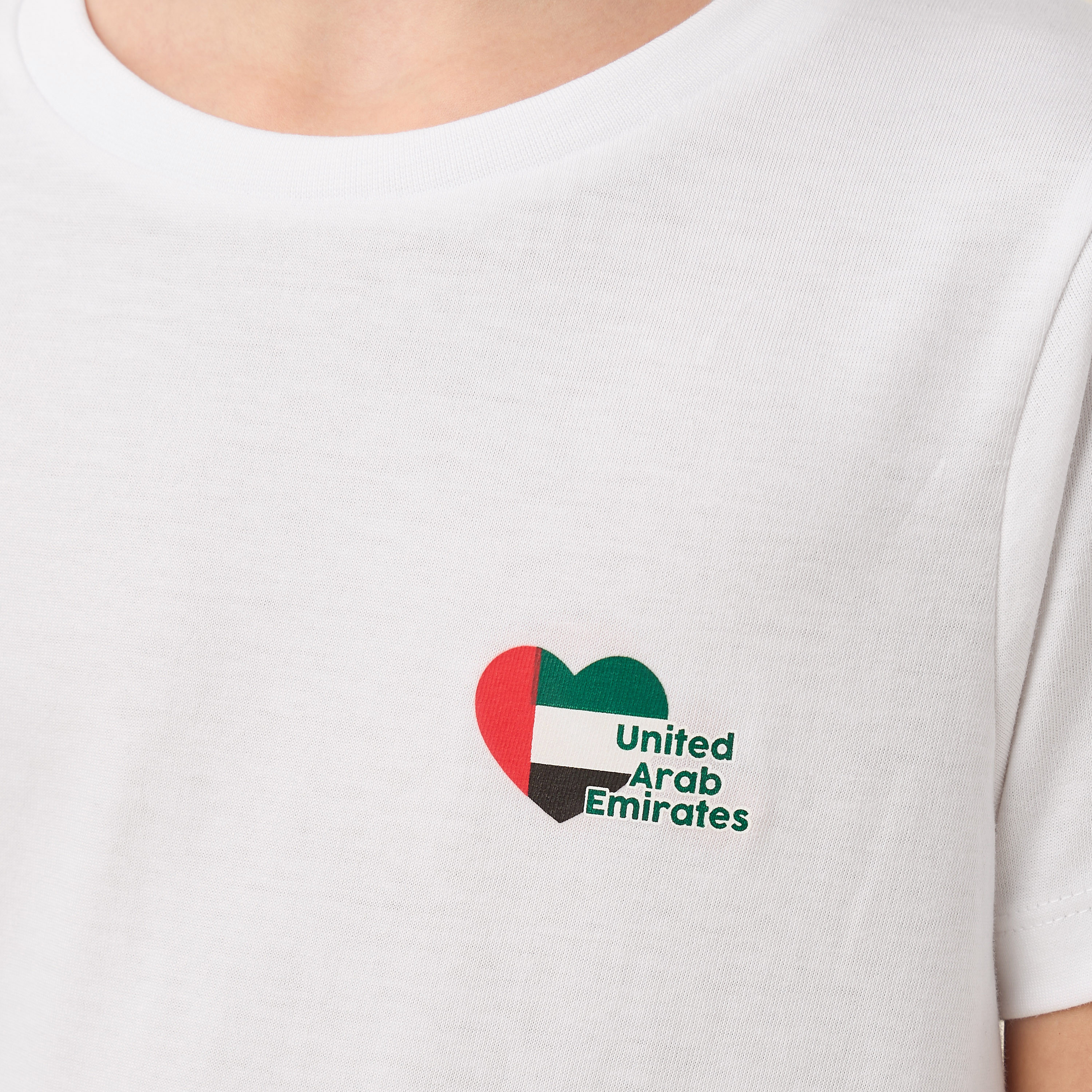 تيشيرت بياقة ضيقة وأكمام قصيرة وطبعات الإمارات من جونيورز-girls-clothing-schoolwear-tshirts-image-5