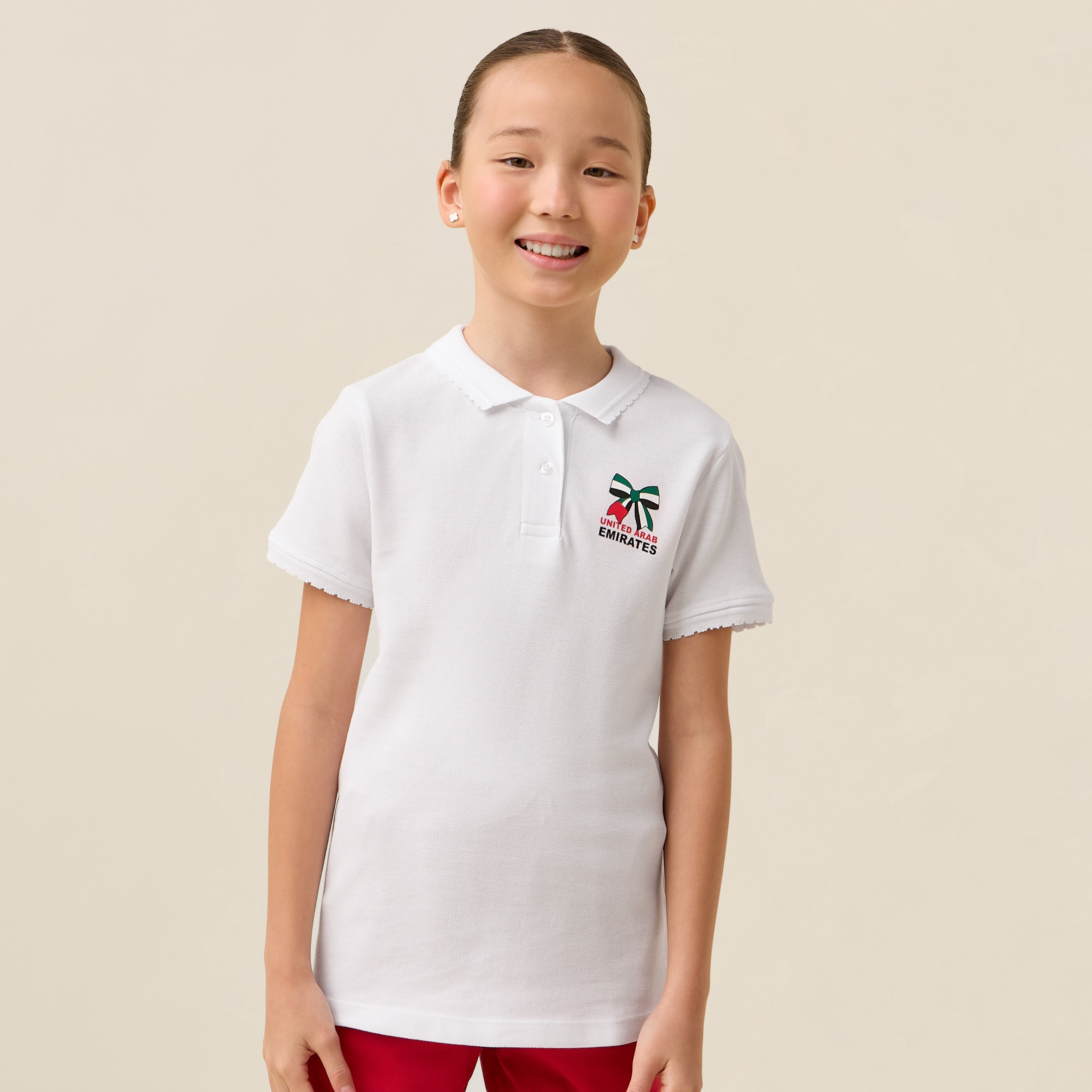 تيشيرت بياقة عادية وأكمام قصيرة بطبعات اليوم الوطني الإماراتي من جونيورز-girls-clothing-schoolwear-tshirts-image-1