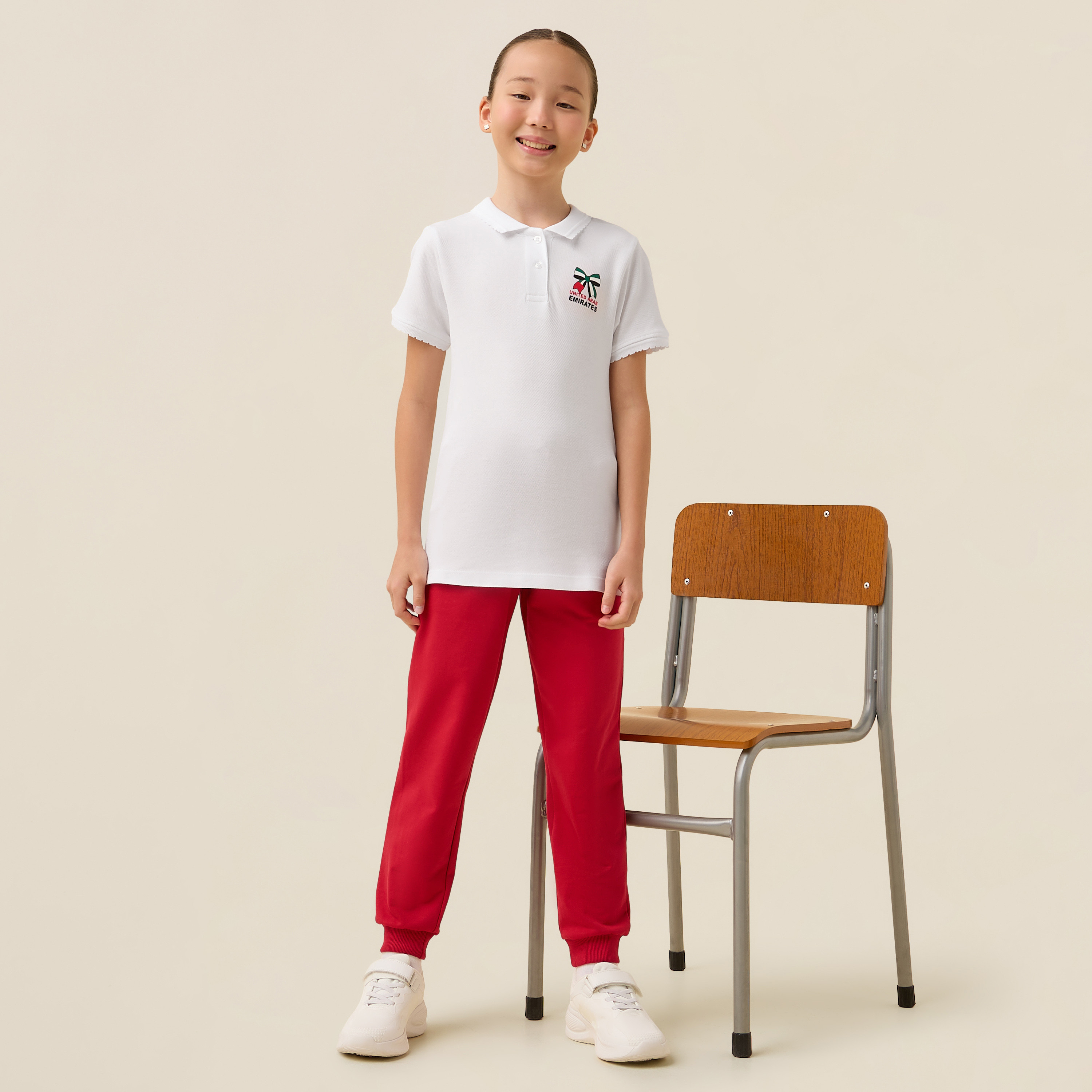 تيشيرت بياقة عادية وأكمام قصيرة بطبعات اليوم الوطني الإماراتي من جونيورز-girls-clothing-schoolwear-tshirts-image-2