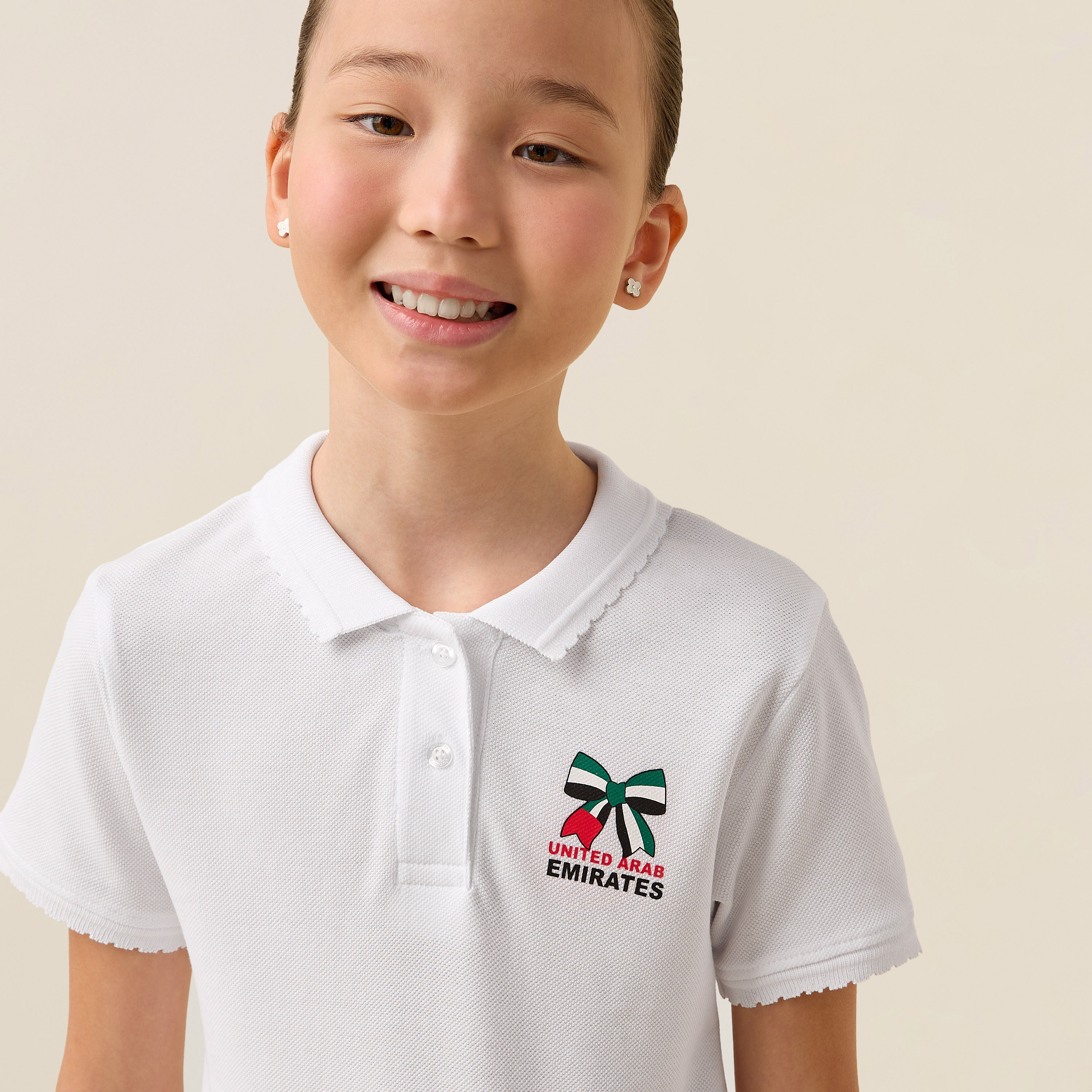 تيشيرت بياقة عادية وأكمام قصيرة بطبعات اليوم الوطني الإماراتي من جونيورز-girls-clothing-schoolwear-tshirts-image-4