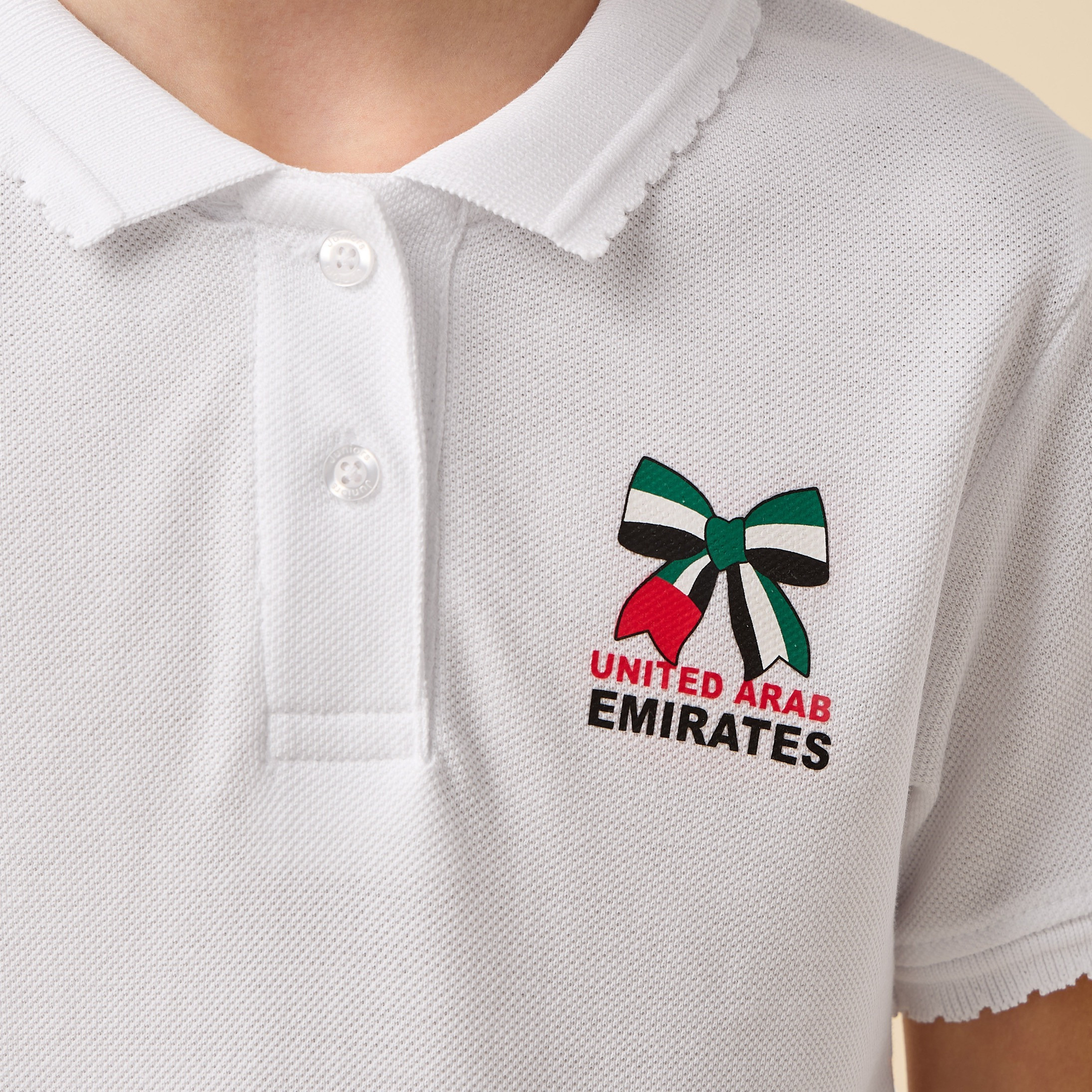 تيشيرت بياقة عادية وأكمام قصيرة بطبعات اليوم الوطني الإماراتي من جونيورز-girls-clothing-schoolwear-tshirts-image-5