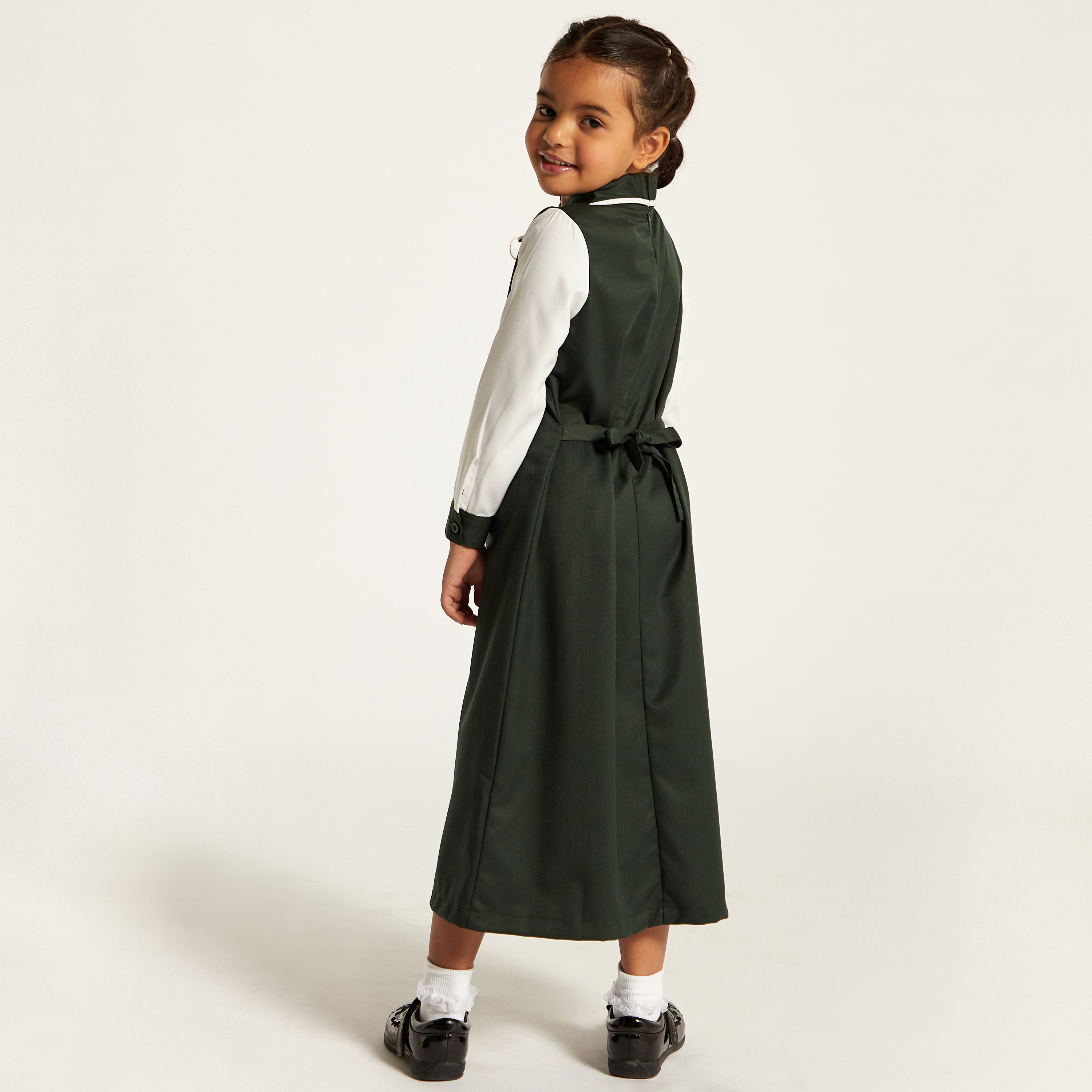 مريلة سادة بجيوب وياقة عادية من جونيورز-girls-clothing-dressesandjumpsuits-image-4