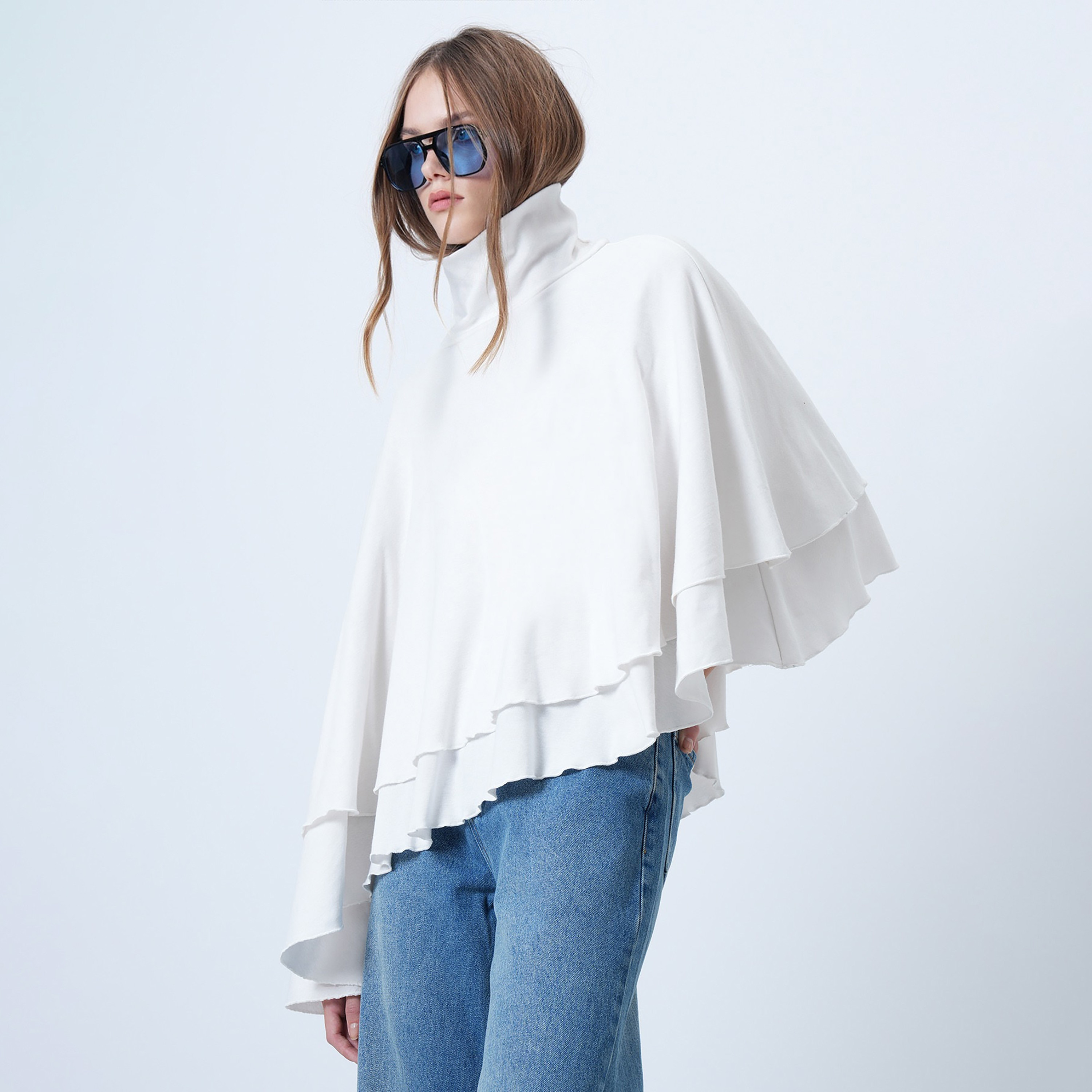 تريند ألاجاتي ستايل توب نسائي أبيض بياقة عالية وأكمام خفاشية بستايل كاب-women-clothing-shirtsandblouses-blouses-image-2