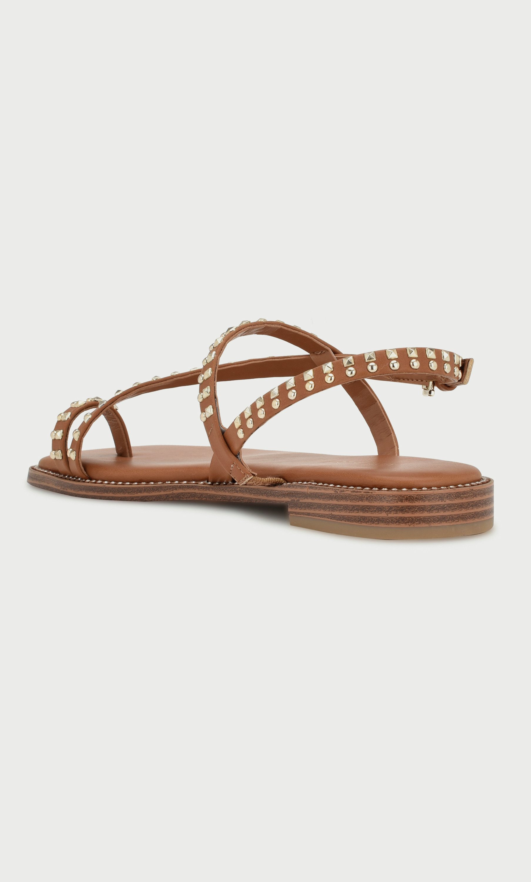 صندل للنساء مع حلقة عند اصبع القدم بإغلاق إبزيم من ناين ويست  wnEMBRA3-women-shoes-sandals-flats-image-4